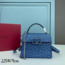 新品配盒Valentino Garavani VSLING 迷你手提包,通体覆满施华洛世奇®仿水晶,配 新品配盒Valentino Garavani VSLING 迷你手提包,通体覆满施华洛世奇®仿水晶,配