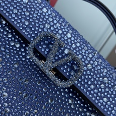 新品配盒Valentino Garavani VSLING 迷你手提包,通体覆满施华洛世奇®仿水晶,配 新品配盒Valentino Garavani VSLING 迷你手提包,通体覆满施华洛世奇®仿水晶,配