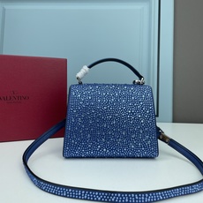 新品配盒Valentino Garavani VSLING 迷你手提包,通体覆满施华洛世奇®仿水晶,配 新品配盒Valentino Garavani VSLING 迷你手提包,通体覆满施华洛世奇®仿水晶,配
