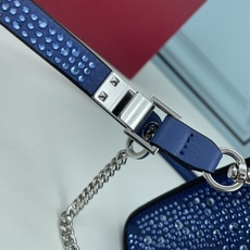 新品配盒Valentino Garavani VSLING 迷你手提包,通体覆满施华洛世奇®仿水晶,配 新品配盒Valentino Garavani VSLING 迷你手提包,通体覆满施华洛世奇®仿水晶,配