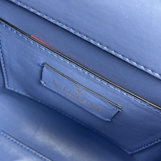 新品配盒Valentino Garavani VSLING 迷你手提包,通体覆满施华洛世奇®仿水晶,配 新品配盒Valentino Garavani VSLING 迷你手提包,通体覆满施华洛世奇®仿水晶,配