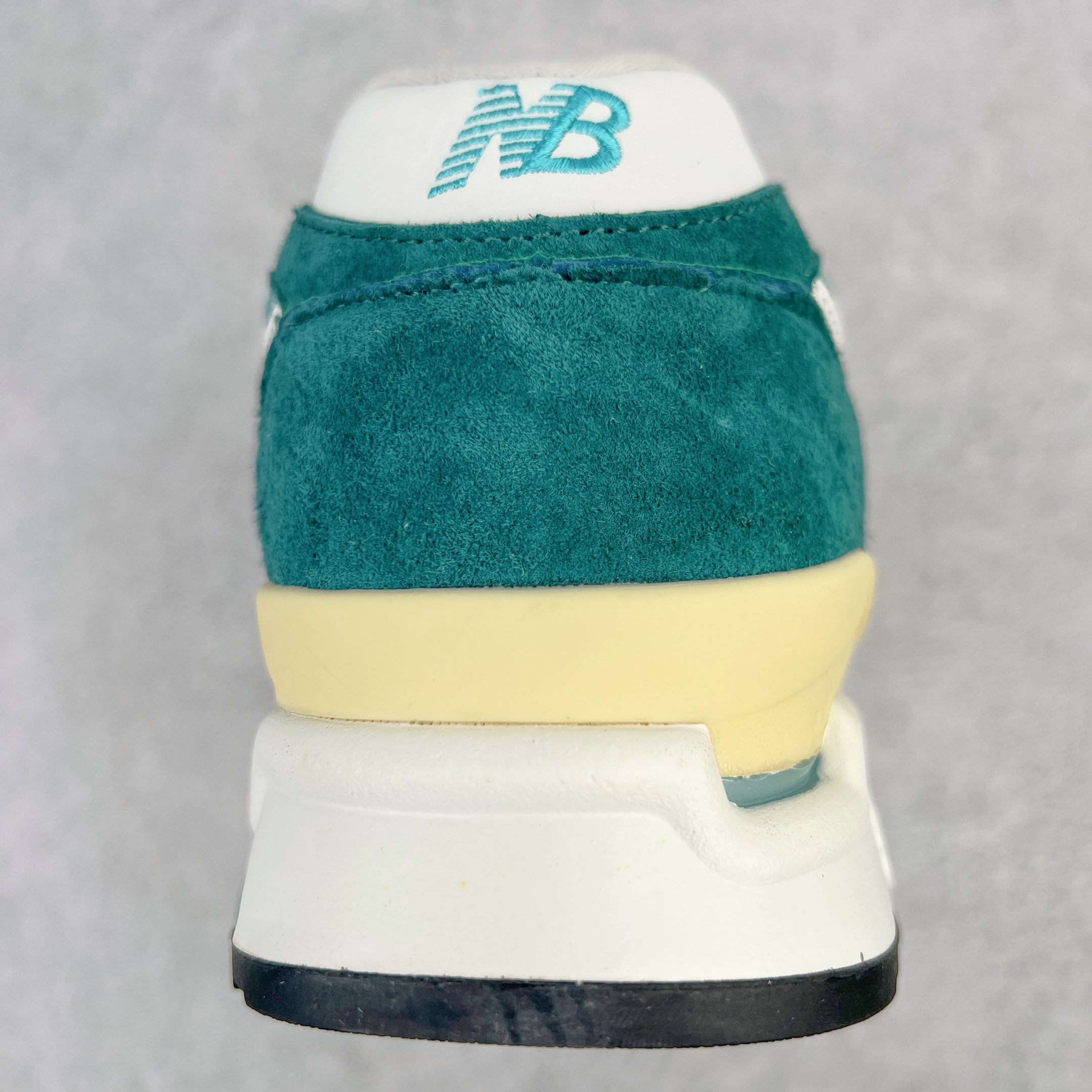 图片[8]-＃K版纯原 New Balance M998 Made in USA NB新百伦高端美产血统系列经典复古休闲运动慢跑鞋 NB998 诞生于 1993 年，作为第一双使用 ABZORB 缓冲材料的鞋款，一经发售就受到大量消费者的热烈追捧，如今已经成为了历久不衰的经典代表鞋款之一。原楦原数据开发版型 以优质面料制成鞋面结构。鞋面采用经典网眼布材质，辅以绒面革覆盖，带来更加清爽舒适的穿着体验。鞋舌上标记的 \\\”998\\\” 字样增强鞋款辨识度的同时，为鞋款注入更多动人细节。鞋款采用 ABZORB 缓冲材料的中底，通过缓冲和压缩阻力相结合来吸收冲击，稳定性高，不易打滑，助你畅享舒适有型的运动体验。采用猪巴革组合网织鞋面材质 后跟嵌入TPU装饰条稳固 升级原装5层独立私模 尺码：36 36.5 37 38 39.5 40 40.5 41.5 42 42.5 43 44 44.5 45-选品中心