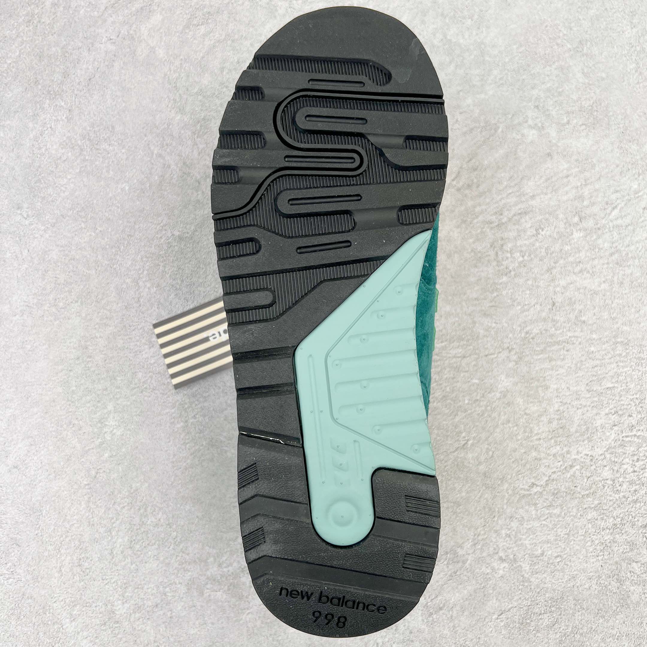 图片[9]-＃K版纯原 New Balance M998 Made in USA NB新百伦高端美产血统系列经典复古休闲运动慢跑鞋 NB998 诞生于 1993 年，作为第一双使用 ABZORB 缓冲材料的鞋款，一经发售就受到大量消费者的热烈追捧，如今已经成为了历久不衰的经典代表鞋款之一。原楦原数据开发版型 以优质面料制成鞋面结构。鞋面采用经典网眼布材质，辅以绒面革覆盖，带来更加清爽舒适的穿着体验。鞋舌上标记的 \\\”998\\\” 字样增强鞋款辨识度的同时，为鞋款注入更多动人细节。鞋款采用 ABZORB 缓冲材料的中底，通过缓冲和压缩阻力相结合来吸收冲击，稳定性高，不易打滑，助你畅享舒适有型的运动体验。采用猪巴革组合网织鞋面材质 后跟嵌入TPU装饰条稳固 升级原装5层独立私模 尺码：36 36.5 37 38 39.5 40 40.5 41.5 42 42.5 43 44 44.5 45-选品中心