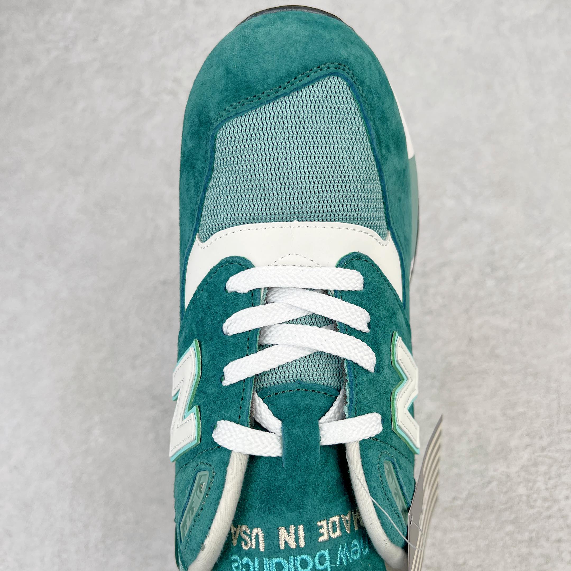 图片[4]-＃K版纯原 New Balance M998 Made in USA NB新百伦高端美产血统系列经典复古休闲运动慢跑鞋 NB998 诞生于 1993 年，作为第一双使用 ABZORB 缓冲材料的鞋款，一经发售就受到大量消费者的热烈追捧，如今已经成为了历久不衰的经典代表鞋款之一。原楦原数据开发版型 以优质面料制成鞋面结构。鞋面采用经典网眼布材质，辅以绒面革覆盖，带来更加清爽舒适的穿着体验。鞋舌上标记的 \\\”998\\\” 字样增强鞋款辨识度的同时，为鞋款注入更多动人细节。鞋款采用 ABZORB 缓冲材料的中底，通过缓冲和压缩阻力相结合来吸收冲击，稳定性高，不易打滑，助你畅享舒适有型的运动体验。采用猪巴革组合网织鞋面材质 后跟嵌入TPU装饰条稳固 升级原装5层独立私模 尺码：36 36.5 37 38 39.5 40 40.5 41.5 42 42.5 43 44 44.5 45-选品中心