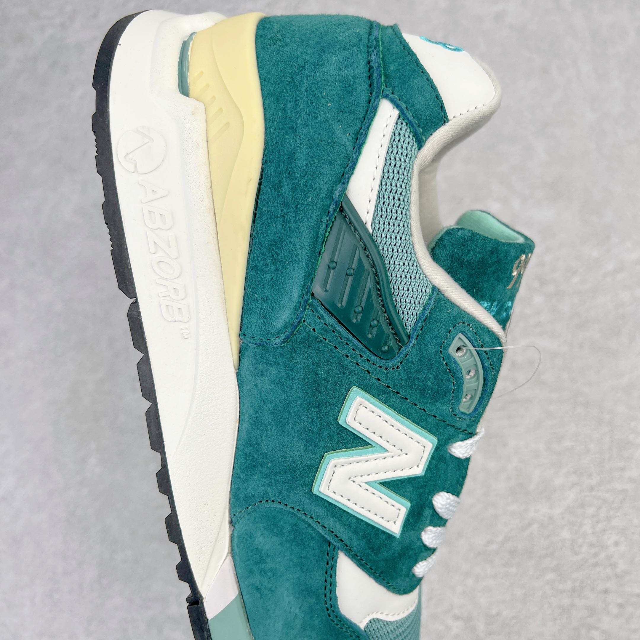 图片[6]-＃K版纯原 New Balance M998 Made in USA NB新百伦高端美产血统系列经典复古休闲运动慢跑鞋 NB998 诞生于 1993 年，作为第一双使用 ABZORB 缓冲材料的鞋款，一经发售就受到大量消费者的热烈追捧，如今已经成为了历久不衰的经典代表鞋款之一。原楦原数据开发版型 以优质面料制成鞋面结构。鞋面采用经典网眼布材质，辅以绒面革覆盖，带来更加清爽舒适的穿着体验。鞋舌上标记的 \\\”998\\\” 字样增强鞋款辨识度的同时，为鞋款注入更多动人细节。鞋款采用 ABZORB 缓冲材料的中底，通过缓冲和压缩阻力相结合来吸收冲击，稳定性高，不易打滑，助你畅享舒适有型的运动体验。采用猪巴革组合网织鞋面材质 后跟嵌入TPU装饰条稳固 升级原装5层独立私模 尺码：36 36.5 37 38 39.5 40 40.5 41.5 42 42.5 43 44 44.5 45-选品中心