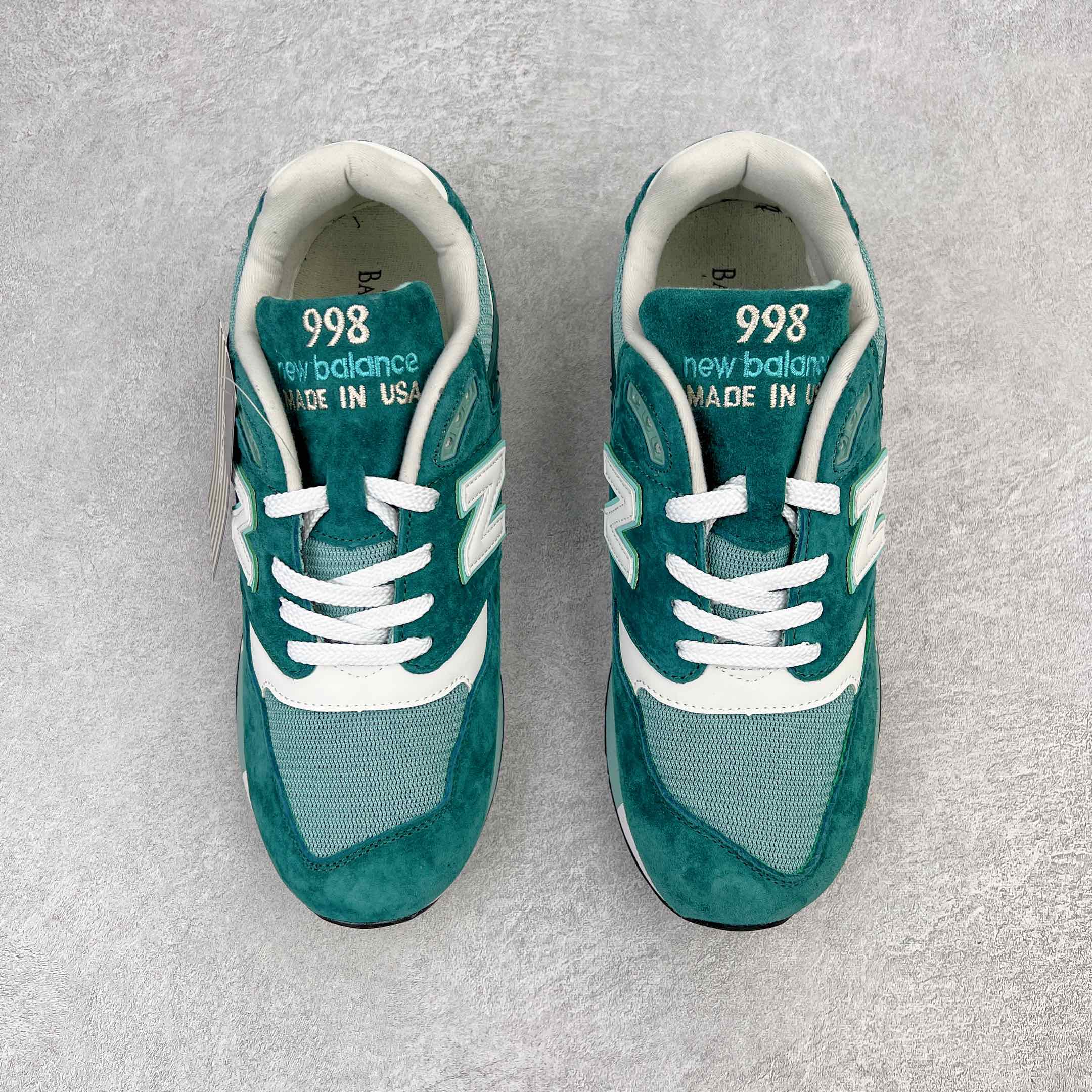 图片[2]-＃K版纯原 New Balance M998 Made in USA NB新百伦高端美产血统系列经典复古休闲运动慢跑鞋 NB998 诞生于 1993 年，作为第一双使用 ABZORB 缓冲材料的鞋款，一经发售就受到大量消费者的热烈追捧，如今已经成为了历久不衰的经典代表鞋款之一。原楦原数据开发版型 以优质面料制成鞋面结构。鞋面采用经典网眼布材质，辅以绒面革覆盖，带来更加清爽舒适的穿着体验。鞋舌上标记的 \\\”998\\\” 字样增强鞋款辨识度的同时，为鞋款注入更多动人细节。鞋款采用 ABZORB 缓冲材料的中底，通过缓冲和压缩阻力相结合来吸收冲击，稳定性高，不易打滑，助你畅享舒适有型的运动体验。采用猪巴革组合网织鞋面材质 后跟嵌入TPU装饰条稳固 升级原装5层独立私模 尺码：36 36.5 37 38 39.5 40 40.5 41.5 42 42.5 43 44 44.5 45-选品中心