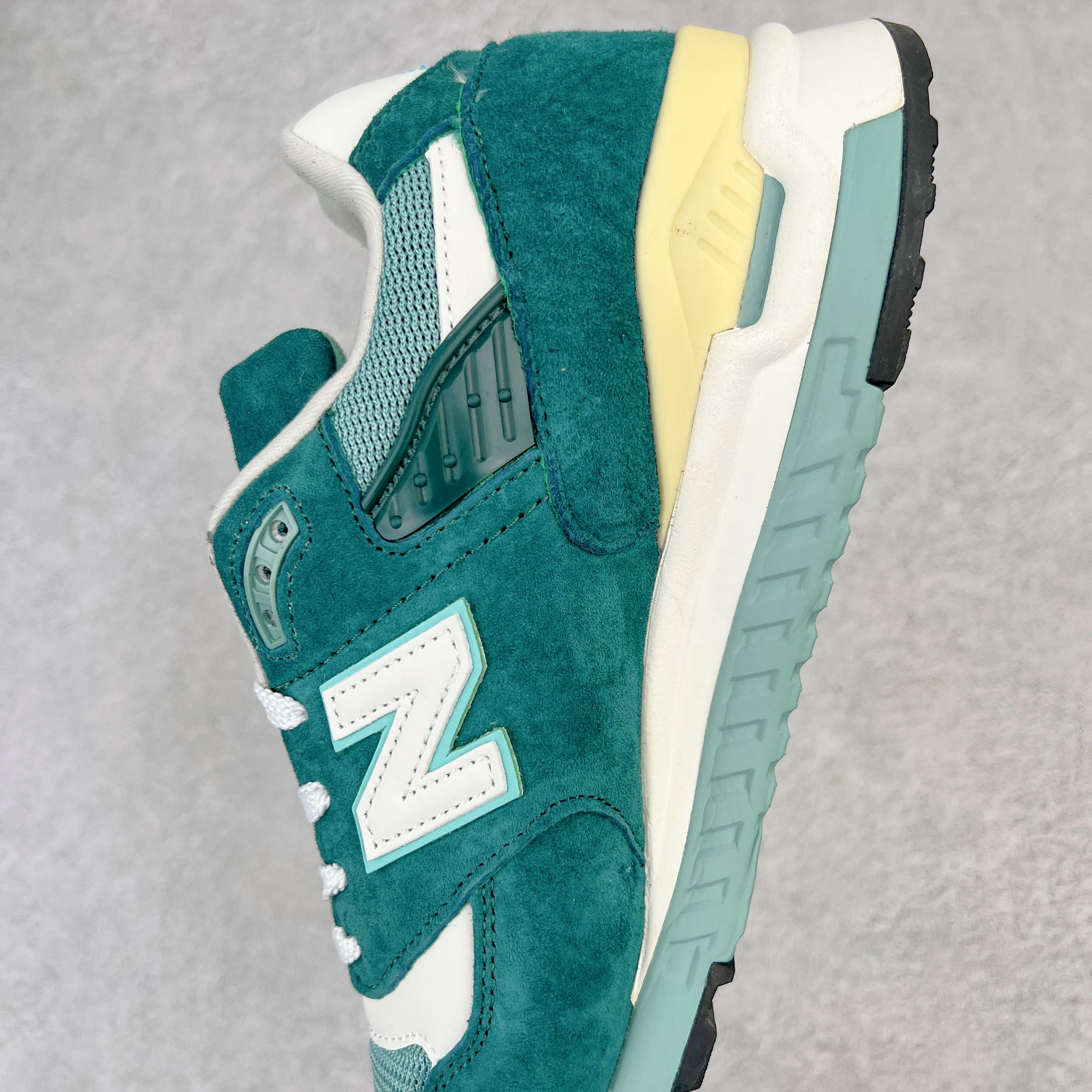 图片[7]-＃K版纯原 New Balance M998 Made in USA NB新百伦高端美产血统系列经典复古休闲运动慢跑鞋 NB998 诞生于 1993 年，作为第一双使用 ABZORB 缓冲材料的鞋款，一经发售就受到大量消费者的热烈追捧，如今已经成为了历久不衰的经典代表鞋款之一。原楦原数据开发版型 以优质面料制成鞋面结构。鞋面采用经典网眼布材质，辅以绒面革覆盖，带来更加清爽舒适的穿着体验。鞋舌上标记的 \\\”998\\\” 字样增强鞋款辨识度的同时，为鞋款注入更多动人细节。鞋款采用 ABZORB 缓冲材料的中底，通过缓冲和压缩阻力相结合来吸收冲击，稳定性高，不易打滑，助你畅享舒适有型的运动体验。采用猪巴革组合网织鞋面材质 后跟嵌入TPU装饰条稳固 升级原装5层独立私模 尺码：36 36.5 37 38 39.5 40 40.5 41.5 42 42.5 43 44 44.5 45-选品中心