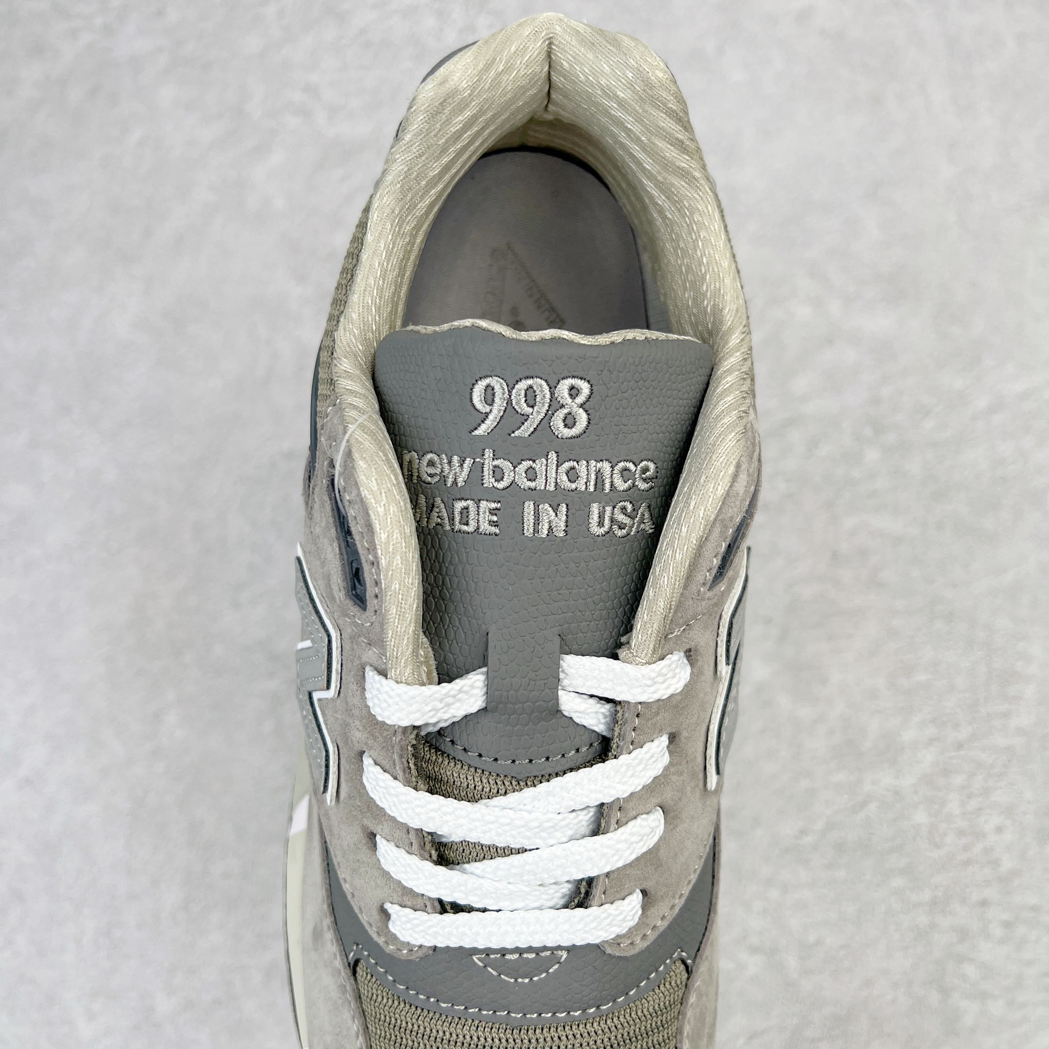 图片[5]-＃K版纯原 New Balance M998 Made in USA NB新百伦高端美产血统系列经典复古休闲运动慢跑鞋 NB998 诞生于 1993 年，作为第一双使用 ABZORB 缓冲材料的鞋款，一经发售就受到大量消费者的热烈追捧，如今已经成为了历久不衰的经典代表鞋款之一。原楦原数据开发版型 以优质面料制成鞋面结构。鞋面采用经典网眼布材质，辅以绒面革覆盖，带来更加清爽舒适的穿着体验。鞋舌上标记的 \\\”998\\\” 字样增强鞋款辨识度的同时，为鞋款注入更多动人细节。鞋款采用 ABZORB 缓冲材料的中底，通过缓冲和压缩阻力相结合来吸收冲击，稳定性高，不易打滑，助你畅享舒适有型的运动体验。采用猪巴革组合网织鞋面材质 后跟嵌入TPU装饰条稳固 升级原装5层独立私模 尺码：36 36.5 37 38 39.5 40 40.5 41.5 42 42.5 43 44 44.5 45-选品中心