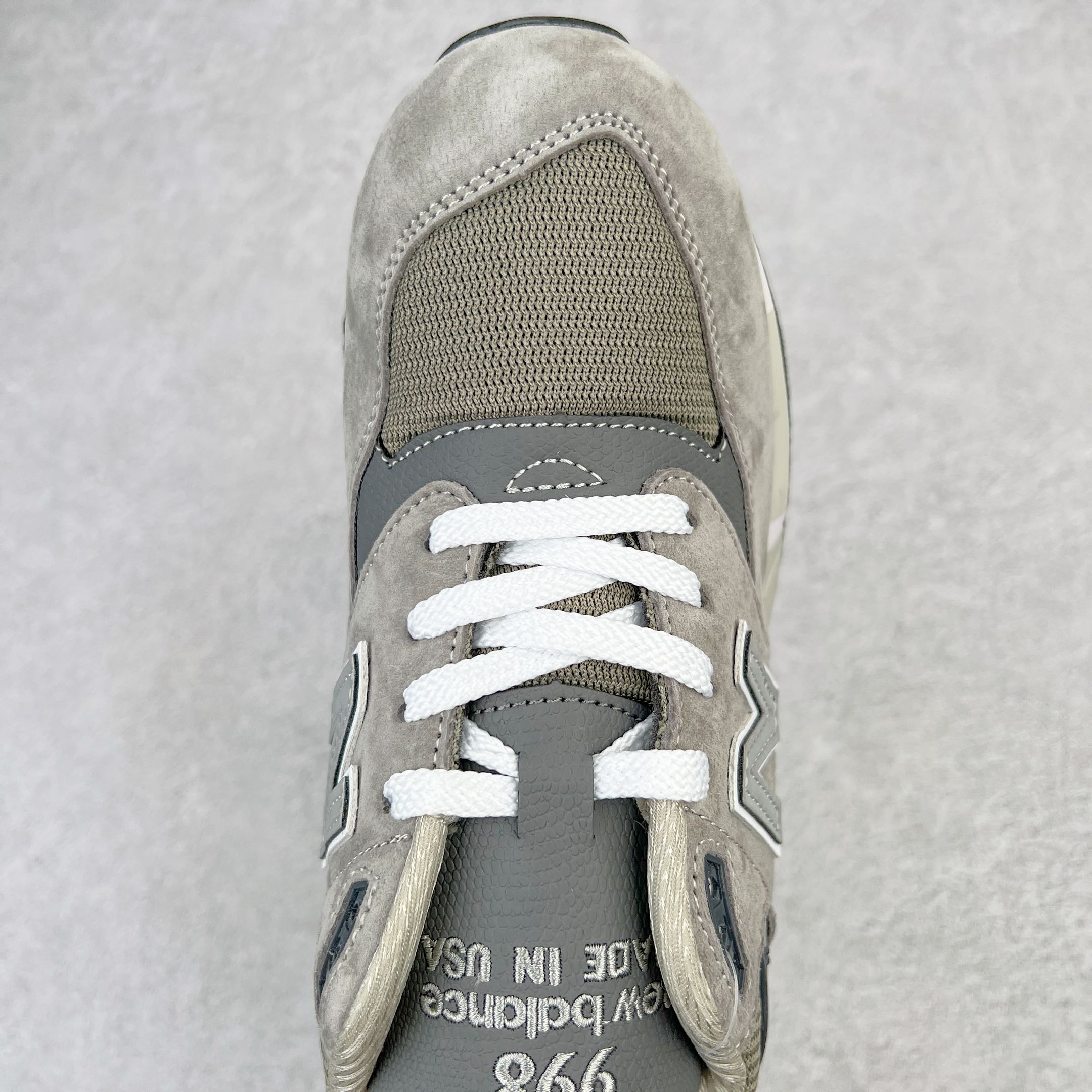 图片[4]-＃K版纯原 New Balance M998 Made in USA NB新百伦高端美产血统系列经典复古休闲运动慢跑鞋 NB998 诞生于 1993 年，作为第一双使用 ABZORB 缓冲材料的鞋款，一经发售就受到大量消费者的热烈追捧，如今已经成为了历久不衰的经典代表鞋款之一。原楦原数据开发版型 以优质面料制成鞋面结构。鞋面采用经典网眼布材质，辅以绒面革覆盖，带来更加清爽舒适的穿着体验。鞋舌上标记的 \\\”998\\\” 字样增强鞋款辨识度的同时，为鞋款注入更多动人细节。鞋款采用 ABZORB 缓冲材料的中底，通过缓冲和压缩阻力相结合来吸收冲击，稳定性高，不易打滑，助你畅享舒适有型的运动体验。采用猪巴革组合网织鞋面材质 后跟嵌入TPU装饰条稳固 升级原装5层独立私模 尺码：36 36.5 37 38 39.5 40 40.5 41.5 42 42.5 43 44 44.5 45-选品中心