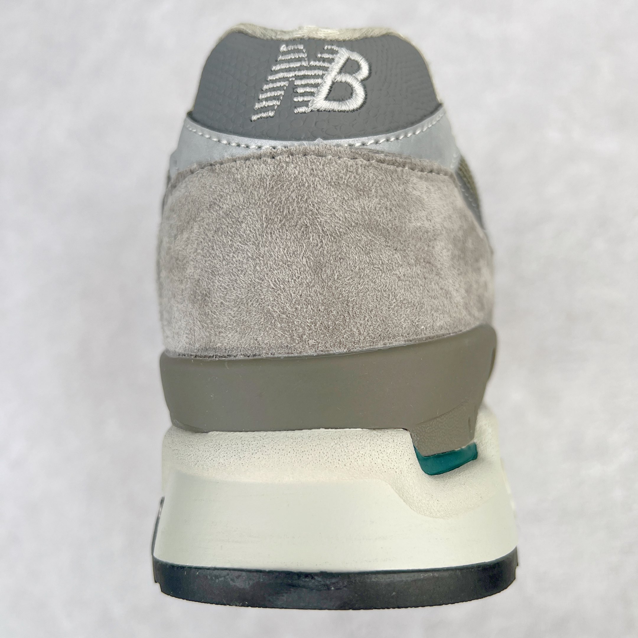 图片[8]-＃K版纯原 New Balance M998 Made in USA NB新百伦高端美产血统系列经典复古休闲运动慢跑鞋 NB998 诞生于 1993 年，作为第一双使用 ABZORB 缓冲材料的鞋款，一经发售就受到大量消费者的热烈追捧，如今已经成为了历久不衰的经典代表鞋款之一。原楦原数据开发版型 以优质面料制成鞋面结构。鞋面采用经典网眼布材质，辅以绒面革覆盖，带来更加清爽舒适的穿着体验。鞋舌上标记的 \\\”998\\\” 字样增强鞋款辨识度的同时，为鞋款注入更多动人细节。鞋款采用 ABZORB 缓冲材料的中底，通过缓冲和压缩阻力相结合来吸收冲击，稳定性高，不易打滑，助你畅享舒适有型的运动体验。采用猪巴革组合网织鞋面材质 后跟嵌入TPU装饰条稳固 升级原装5层独立私模 尺码：36 36.5 37 38 39.5 40 40.5 41.5 42 42.5 43 44 44.5 45-选品中心