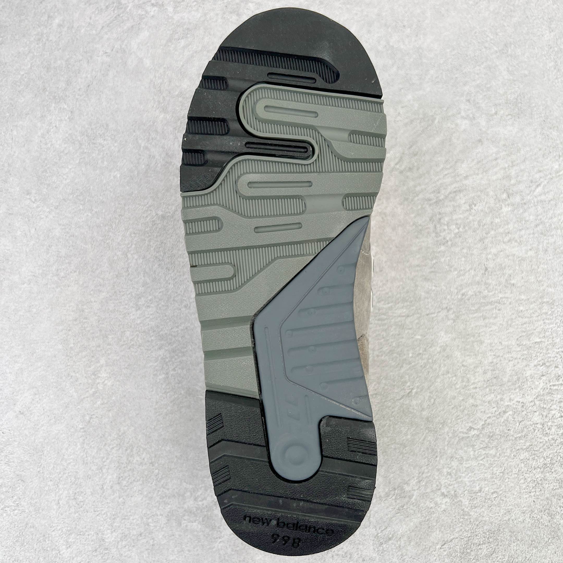 图片[9]-＃K版纯原 New Balance M998 Made in USA NB新百伦高端美产血统系列经典复古休闲运动慢跑鞋 NB998 诞生于 1993 年，作为第一双使用 ABZORB 缓冲材料的鞋款，一经发售就受到大量消费者的热烈追捧，如今已经成为了历久不衰的经典代表鞋款之一。原楦原数据开发版型 以优质面料制成鞋面结构。鞋面采用经典网眼布材质，辅以绒面革覆盖，带来更加清爽舒适的穿着体验。鞋舌上标记的 \\\”998\\\” 字样增强鞋款辨识度的同时，为鞋款注入更多动人细节。鞋款采用 ABZORB 缓冲材料的中底，通过缓冲和压缩阻力相结合来吸收冲击，稳定性高，不易打滑，助你畅享舒适有型的运动体验。采用猪巴革组合网织鞋面材质 后跟嵌入TPU装饰条稳固 升级原装5层独立私模 尺码：36 36.5 37 38 39.5 40 40.5 41.5 42 42.5 43 44 44.5 45-选品中心
