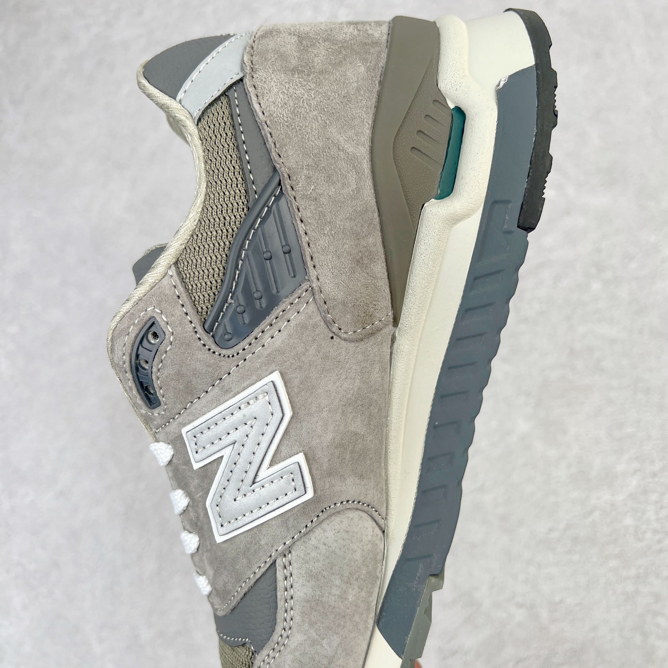 图片[7]-＃K版纯原 New Balance M998 Made in USA NB新百伦高端美产血统系列经典复古休闲运动慢跑鞋 NB998 诞生于 1993 年，作为第一双使用 ABZORB 缓冲材料的鞋款，一经发售就受到大量消费者的热烈追捧，如今已经成为了历久不衰的经典代表鞋款之一。原楦原数据开发版型 以优质面料制成鞋面结构。鞋面采用经典网眼布材质，辅以绒面革覆盖，带来更加清爽舒适的穿着体验。鞋舌上标记的 \\\”998\\\” 字样增强鞋款辨识度的同时，为鞋款注入更多动人细节。鞋款采用 ABZORB 缓冲材料的中底，通过缓冲和压缩阻力相结合来吸收冲击，稳定性高，不易打滑，助你畅享舒适有型的运动体验。采用猪巴革组合网织鞋面材质 后跟嵌入TPU装饰条稳固 升级原装5层独立私模 尺码：36 36.5 37 38 39.5 40 40.5 41.5 42 42.5 43 44 44.5 45-选品中心