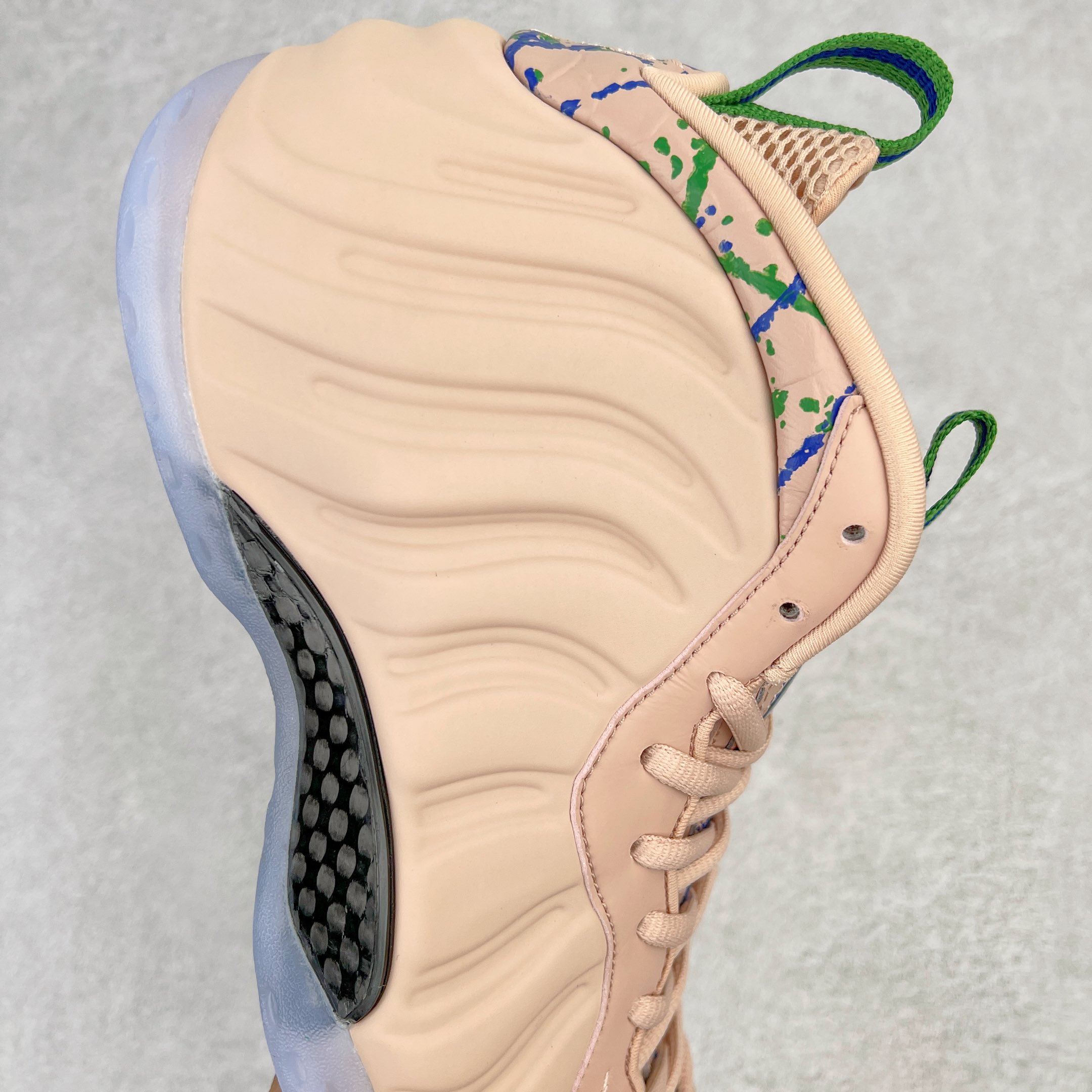 图片[6]-💰510 NK Air Foamposite One 奶茶喷 货号：AA3963-200 莞产原底面 公司渠道同模具 鞋型发泡360度无死角 双层Zoom气垫植入 中底完美注胶 搭载原厂碳纤维材质 诞生于1997年的NK Air Foamposite系列可以说是整个球鞋历史上最为经典的系列之一 也就是我们常说的“喷”和“泡” 其中“喷”由Foamposite One代言人Penny的英文音译而来 而“泡”则来源于另一款鞋型 Foamposite Pro中\”pro\”的音译 在诞生初期 由于高昂的造价以及超前的外形 Foamposite系列的反对者不在少数 甚至有人认为这款鞋会毁掉整个球鞋行业 但事实证明这双灵感来自于甲虫 自带“黑科技”鞋面以及双层Zoom+大块碳板的太空球鞋不仅受到了大众的接受与追捧 并且成功的影响了篮球鞋的发展 SIZE：38.5 39 40 40.5 41 42 42.5 43 44 44.5 45 46 编码：by5936080-运动鞋