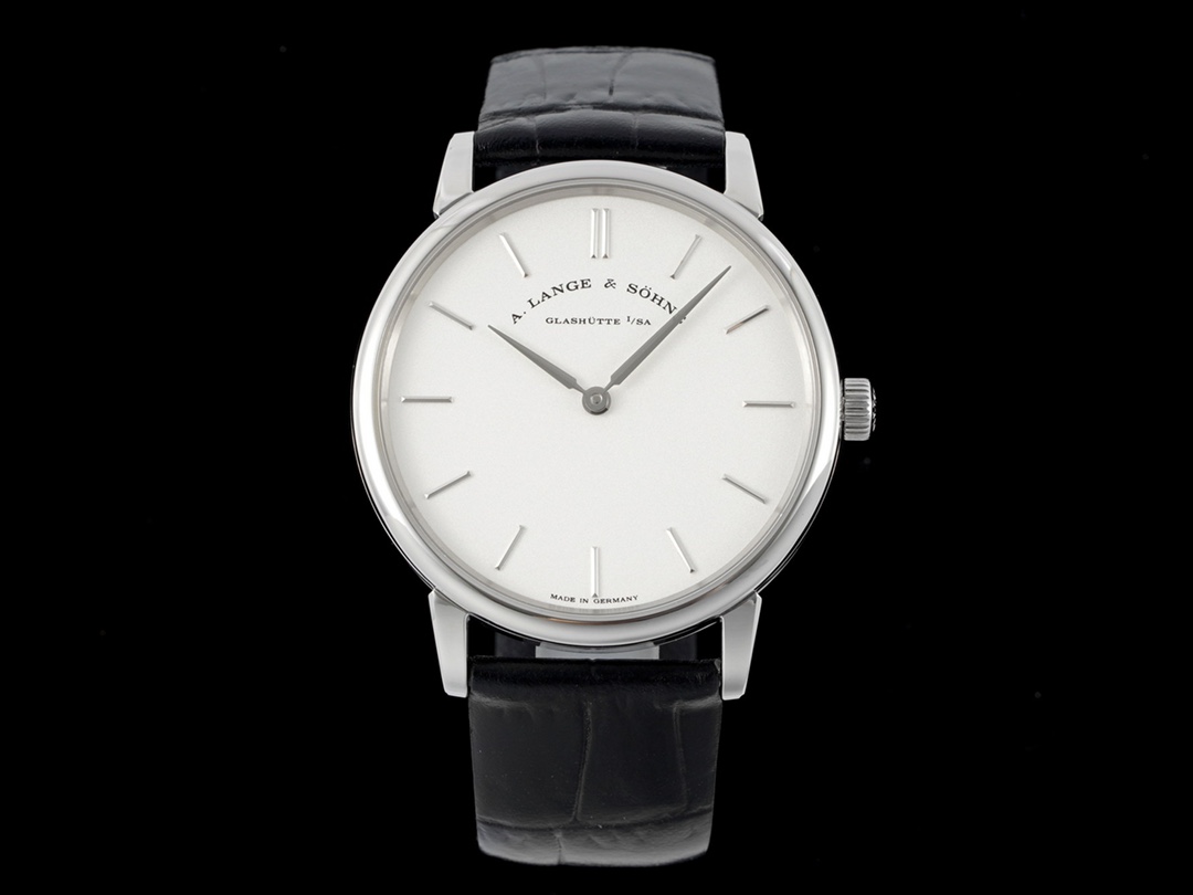 NO:143023,F8 new product Lange V3 version Lange SAXONIA series watches are exciting, with simple two-pin design, light and convenient business style, simple and simple, returning to the essence!  [Case] ​​The watch size is 39mm X9mm. The shell is ultra-thin and classic, with a simple and atmospheric design. The lugs are natural in curve and are worn with hand-to-hand. The two anti-vertigo sapphire crystal glass mirrors are transparent and flawless. The overall watch shows the high-end texture. [Watch buckle] Italian cowhide strap with Lange classic pin buckle. [Movement] Use stable and thin Seagull Super 2892 automatic winding movement, cowhide19860909F8新品 朗格 V3版 朗格SAXONIA系列腕表精彩出场,简约的大两针设计,轻薄便捷的商务风格,大道至简,返璞归真！【表壳】腕表尺寸39毫米X9毫米.壳型超薄经典,设计简约大气.表耳弧度自然,佩戴贴手合腕.前后两片防眩晕蓝宝石水晶玻璃镜面通透无暇.腕表整体尽显高级质感.【表带扣】意大利牛皮表带搭配朗格经典式针扣.【机芯】采用稳定纤薄的海鸥超级2892自动上链机芯,,cowhide,Watch
