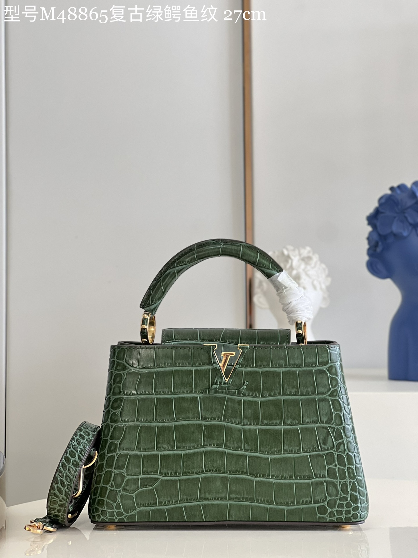 NO:399155,[Exclusive real photo Model M48865 retro green crocodile pattern small] Capucines BB handbag imported from France, shiny metal trim, unique Capucines cover can be included in the bag to display letter logos, and can be turned outward. It presents Monogram Flower pattern size: 27 x 18 x 9cm N.,LV [original leather],louis vuitton,cowhide19860909【独家实拍 型号M48865复古绿鳄鱼纹 小号】 Capucines BB手袋 法国进口小牛皮,闪亮的金属饰件,特有的Capucines搭盖既可收入包内展示字母标识,又可外翻 呈现Monogram Flower图案 size:27 x 18 x 9cm N.,LV【原厂皮】,louis vuitton,cowhide,Bag