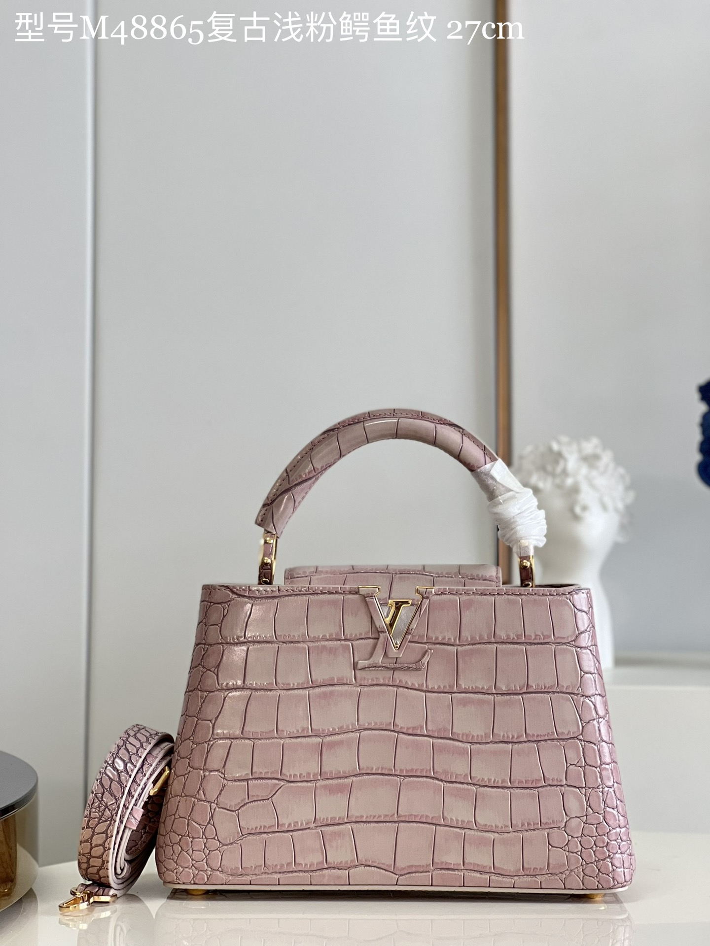 NO:399159,[Exclusive real photo Model M48865 retro light pink crocodile pattern small] Capucines BB handbag imported from France, shiny metal trim, unique Capucines cover can be included in the bag to display letter logos, and can be turned outward. It presents Monogram Flower pattern size: 27 x 18 x 9cm N.,LV [original leather],louis vuitton,cowhide19860909【独家实拍 型号M48865复古浅粉鳄鱼纹 小号】 Capucines BB手袋 法国进口小牛皮,闪亮的金属饰件,特有的Capucines搭盖既可收入包内展示字母标识,又可外翻 呈现Monogram Flower图案 size:27 x 18 x 9cm N.,LV【原厂皮】,louis vuitton,cowhide,Bag
