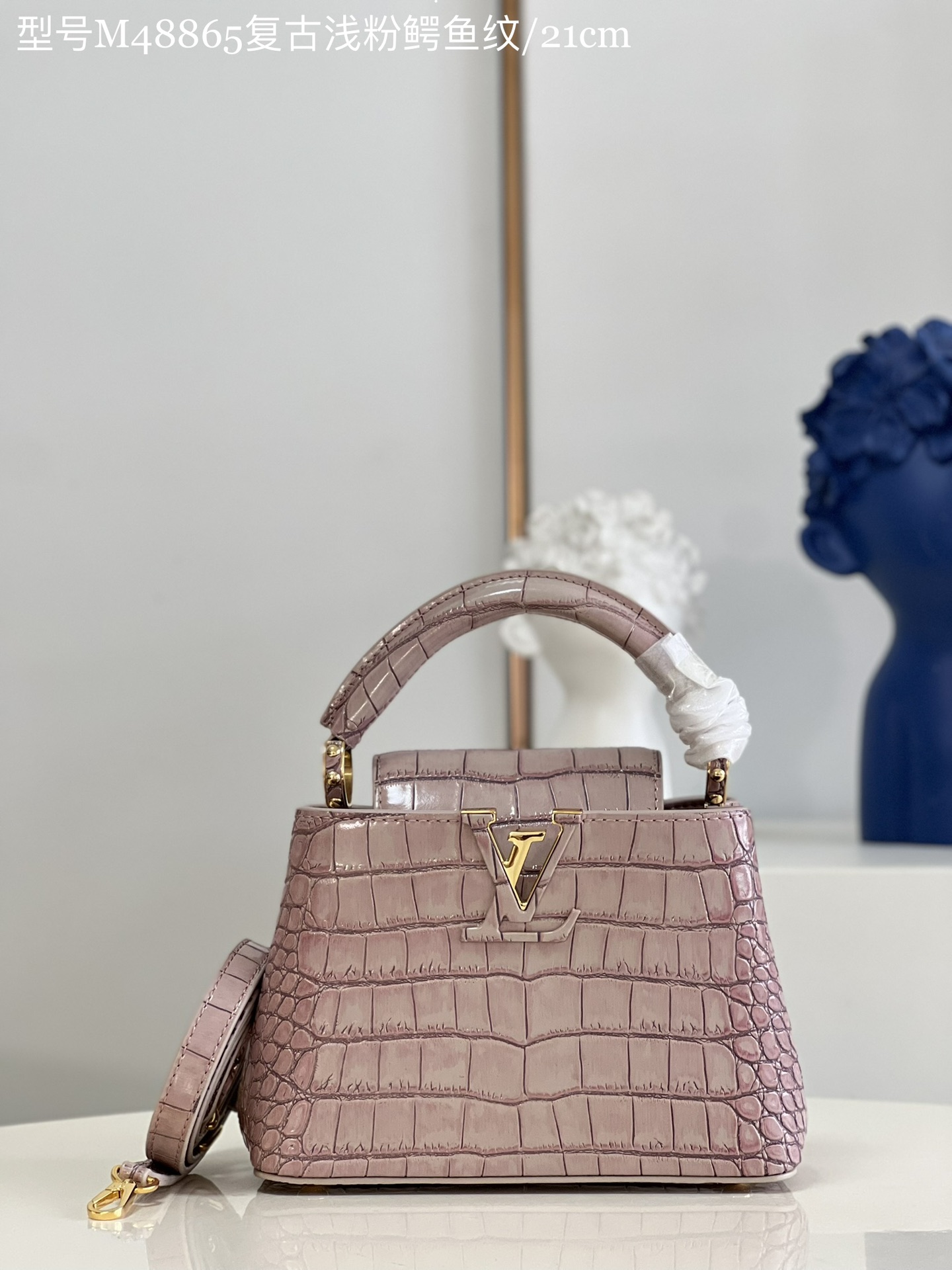 NO:399161,【Exclusive real photo Model M48865 retro light pink crocodile pattern mini】Capucines mini handbag imported from France, shiny metal trim, unique Capucines cover can be included in the bag to display letter logos, and can be turned outward, presenting Monogram Flower pattern size: 21x14x8 cm N.,LV [original leather],louis vuitton,cowhide19860909【独家实拍 型号M48865复古浅粉鳄鱼纹 迷你】Capucines 迷你手袋 法国进口小牛皮,闪亮的金属饰件,特有的Capucines搭盖既可收入包内展示字母标识,又可外翻 呈现Monogram Flower图案 size:21x14x8 cm N.,LV【原厂皮】,louis vuitton,cowhide,Bag