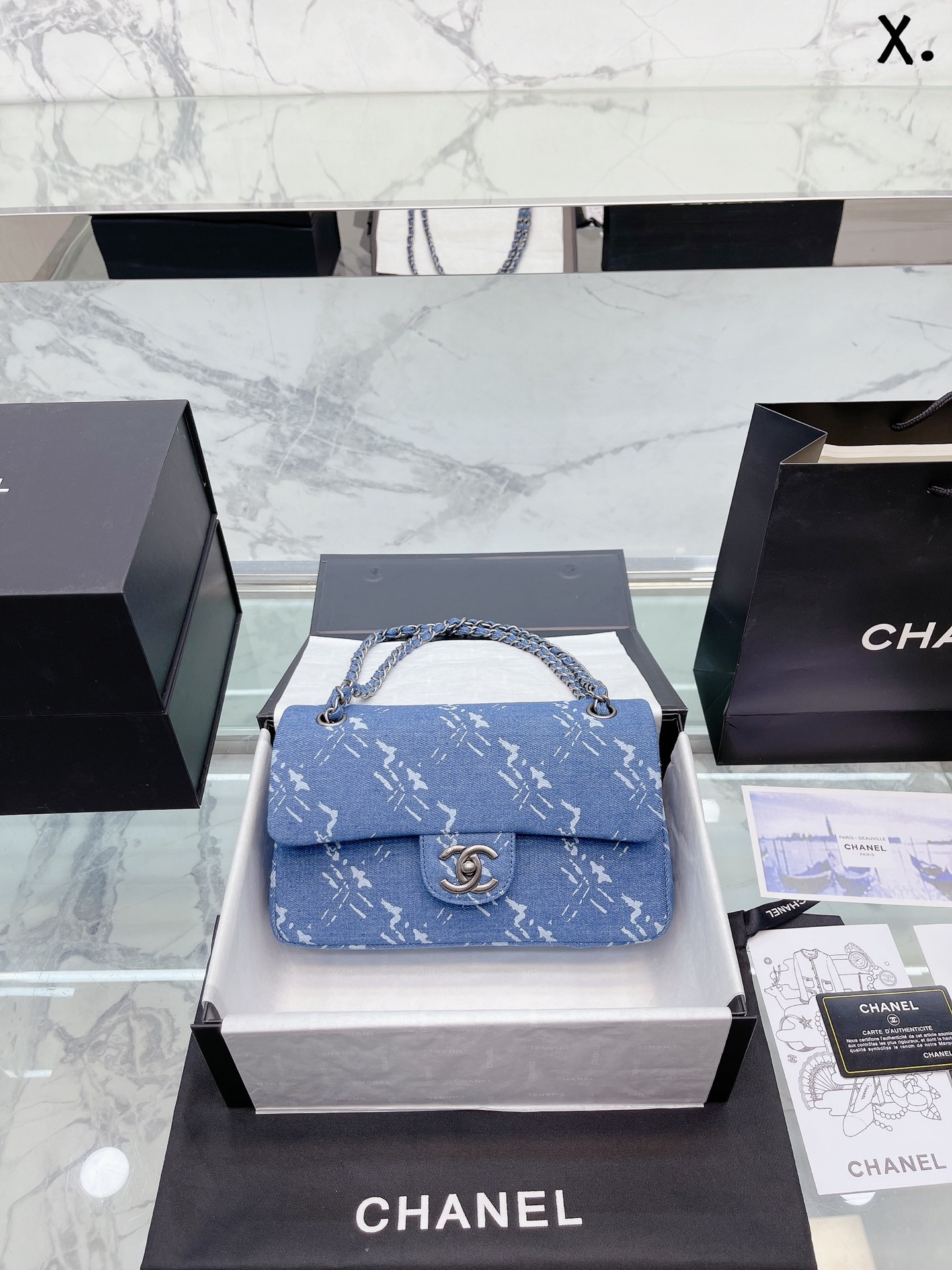 J5 丹宁 Chanel 香奈儿 2022CF包 超火爆时尚单品 高版本 做工精细 进口五金 包身采用原厂定制牛仔布 让你无论是夏天还是冬天都能背上它出门 是不是性价比超级高 随便凹造型都是美美哒的街拍 酷到爆炸尺寸 26 15cm