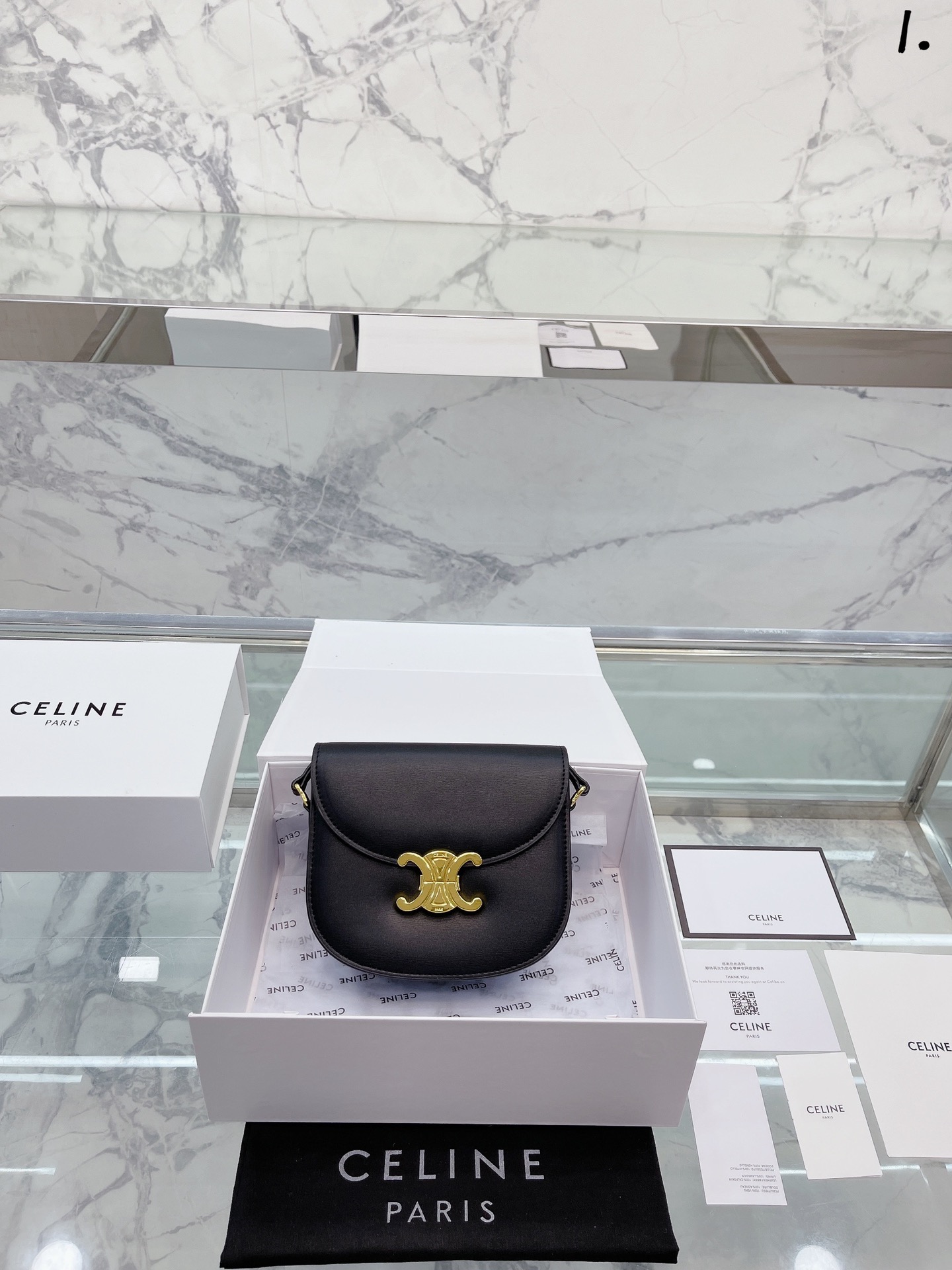 J5 皮带款  Celine 赛琳 凯旋门马鞍包一整个美住了哈哈! 瑟琳新出的teen besace马鞍包， 打破了常规的方形设计，将整个包型做的更加乖巧一些了~很有学院风，非常减龄! 米色温柔甜美，红色青春靓丽，黑色低调百搭~真想把 三个颜色都收入囊中~ .18cm 礼盒包装