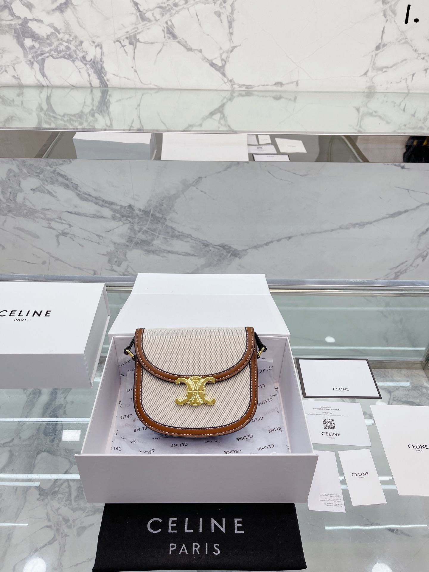 J5 帆布  Celine 赛琳 凯旋门马鞍包一整个美住了哈哈! 瑟琳新出的teen besace马鞍包， 打破了常规的方形设计，将整个包型做的更加乖巧一些了~很有学院风，非常减龄! 米色温柔甜美，红色青春靓丽，黑色低调百搭~真想把 三个颜色都收入囊中~ .18cm 礼盒包装