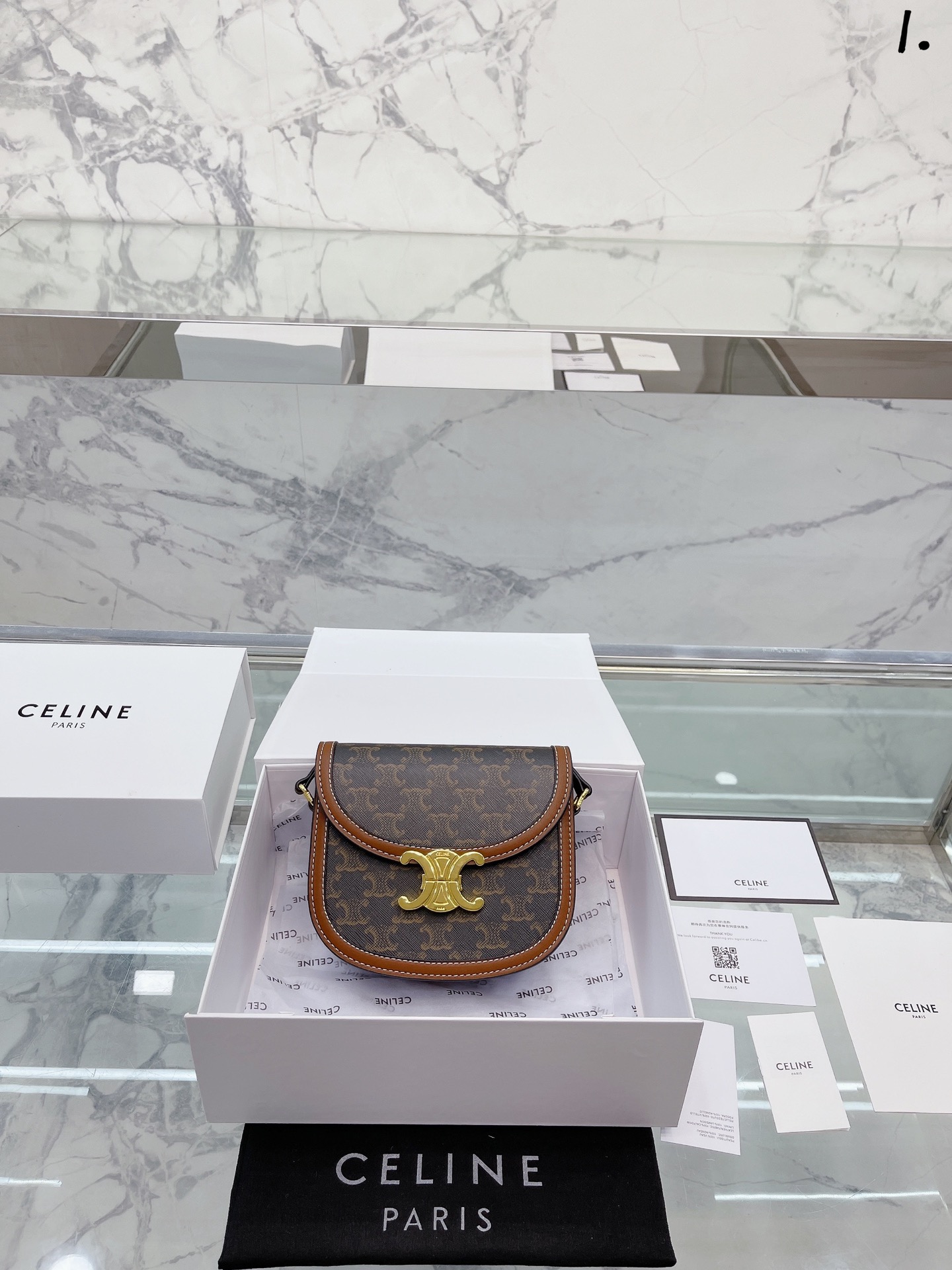 J5 老花  Celine 赛琳 凯旋门马鞍包一整个美住了哈哈! 瑟琳新出的teen besace马鞍包， 打破了常规的方形设计，将整个包型做的更加乖巧一些了~很有学院风，非常减龄! 米色温柔甜美，红色青春靓丽，黑色低调百搭~真想把 三个颜色都收入囊中~ .18cm 礼盒包装