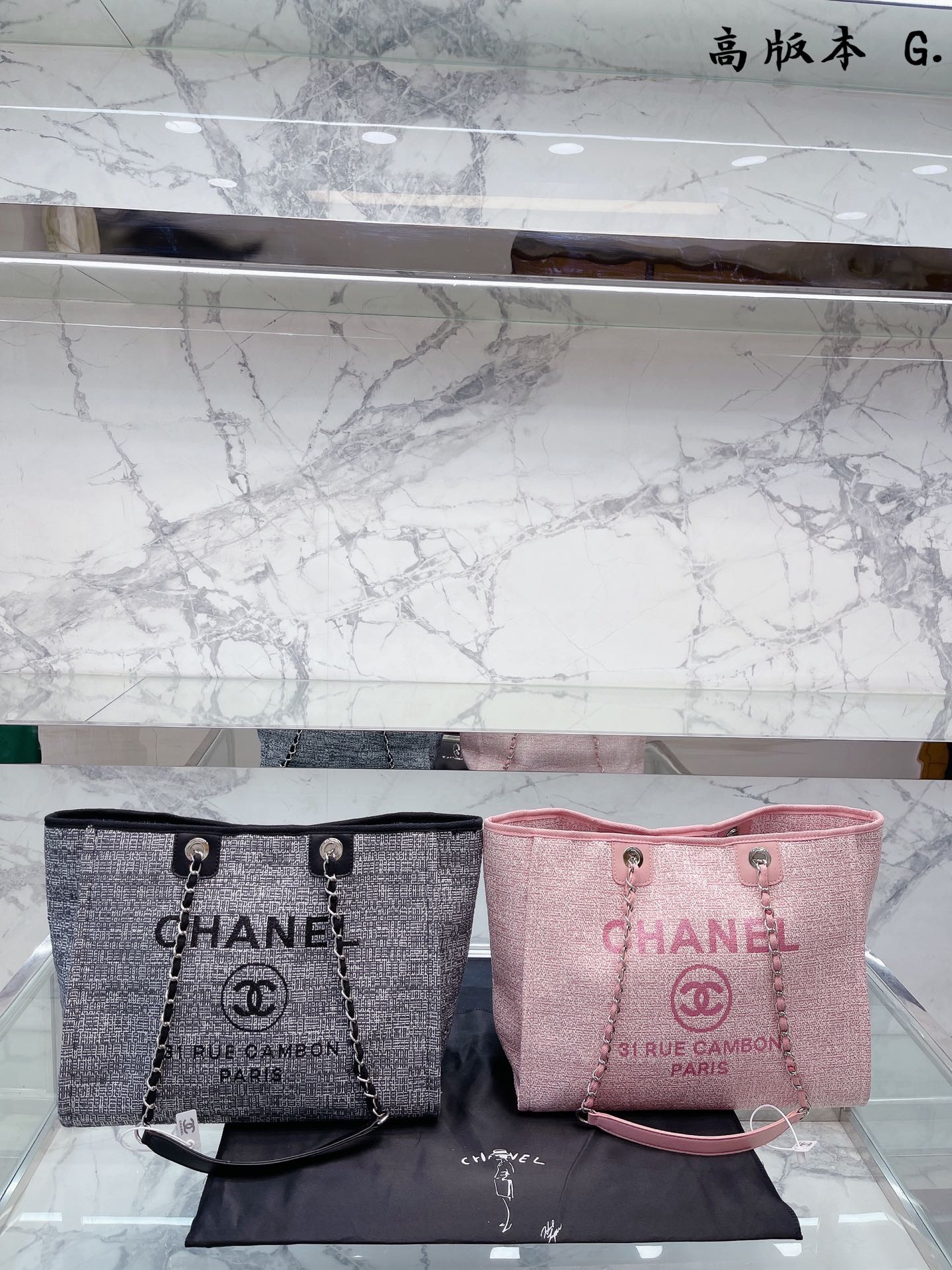 K5 高版本 CHANEL 帆布沙滩包购物袋 CHANEL帆布沙滩包每年都会出新的款 跟老款不同的logo装饰更加高端大气 容量超级可妈咪包 沙滩包采用帆布材质裂成 简约休闲的设计深受欢迎 而且容量够大又轻便时髦 适合日常使用更适合出差旅行时轻轻休闲的搭配，实用性极高 小香沙滩包. 是夏天的小海滩呀~38 31cm