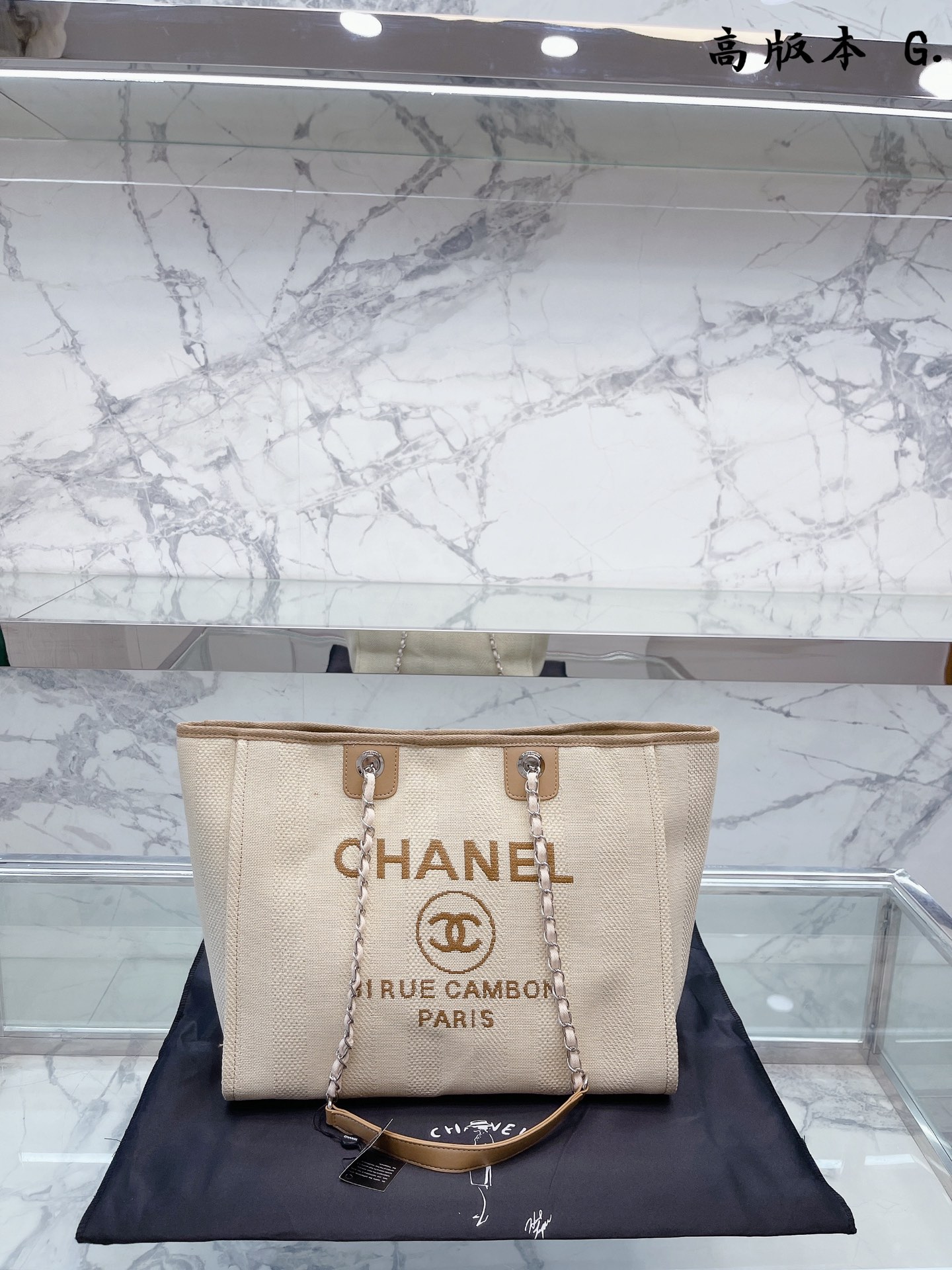 K5 高版本 条纹 CHANEL 帆布沙滩包购物袋 CHANEL帆布沙滩包每年都会出新的款 跟老款不同的logo装饰更加高端大气 容量超级可妈咪包 沙滩包采用帆布材质裂成 简约休闲的设计深受欢迎 而且容量够大又轻便时髦 适合日常使用更适合出差旅行时轻轻休闲的搭配，实用性极高 小香沙滩包. 是夏天的小海滩呀~38 31cm