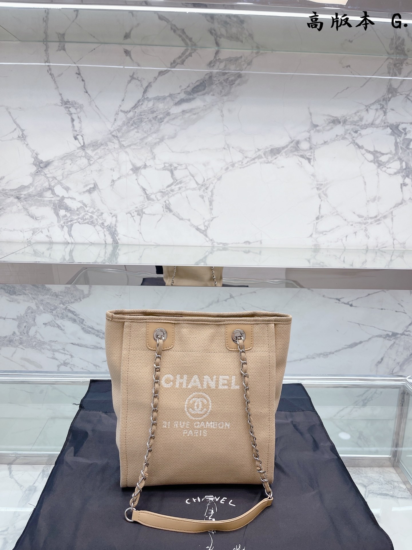 K0 高版本 立款 CHANEL 帆布沙滩包购物袋 CHANEL帆布沙滩包每年都会出新的款 跟老款不同的logo装饰更加高端大气 容量超级可妈咪包 沙滩包采用帆布材质裂成 简约休闲的设计深受欢迎 而且容量够大又轻便时髦 适合日常使用更适合出差旅行时轻轻休闲的搭配，实用性极高 小香沙滩包. 是夏天的小海滩呀~23*30