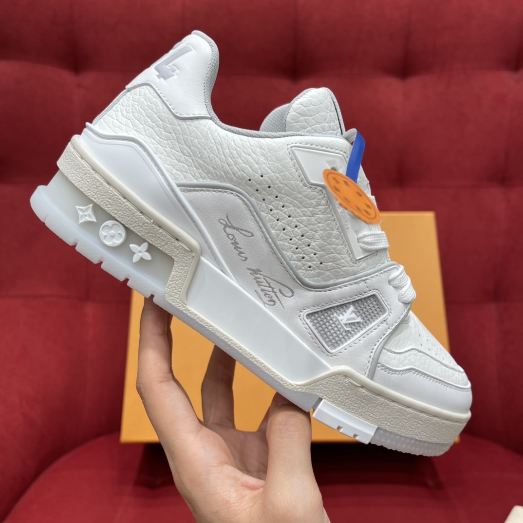 Louis Vuitton 驴牌＃ Trainer白水泥 一年四季_百搭鞋王 配色干净上脚又舒服～完美驾驭各种风格还可以增高 它压根没有缺点～ 白色荔枝纹牛皮 独家开模的大底 35-40码