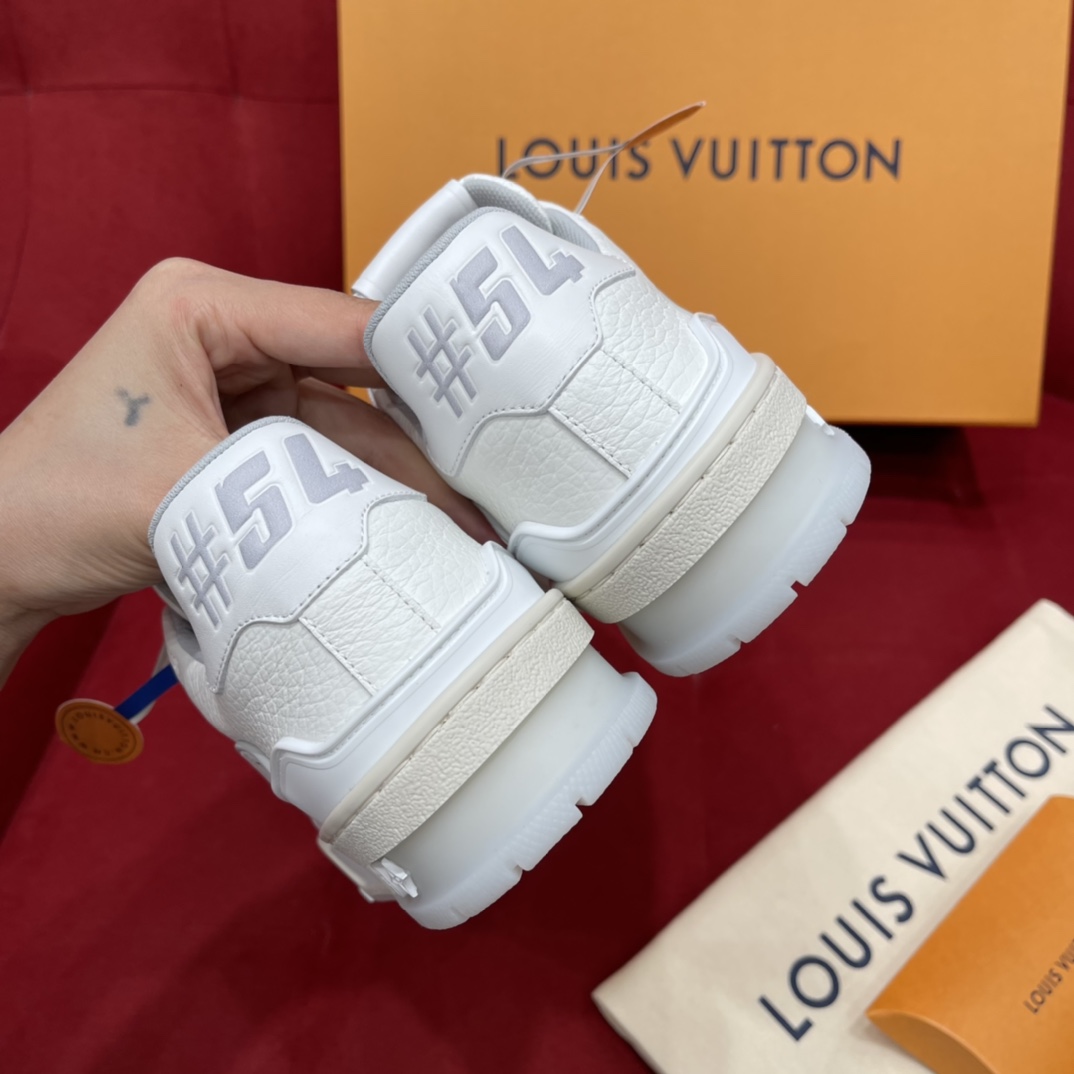 Louis Vuitton 驴牌＃ Trainer白水泥 一年四季_百搭鞋王 配色干净上脚又舒服～完美驾驭各种风格还可以增高 它压根没有缺点～ 白色荔枝纹牛皮 独家开模的大底 35-40码
