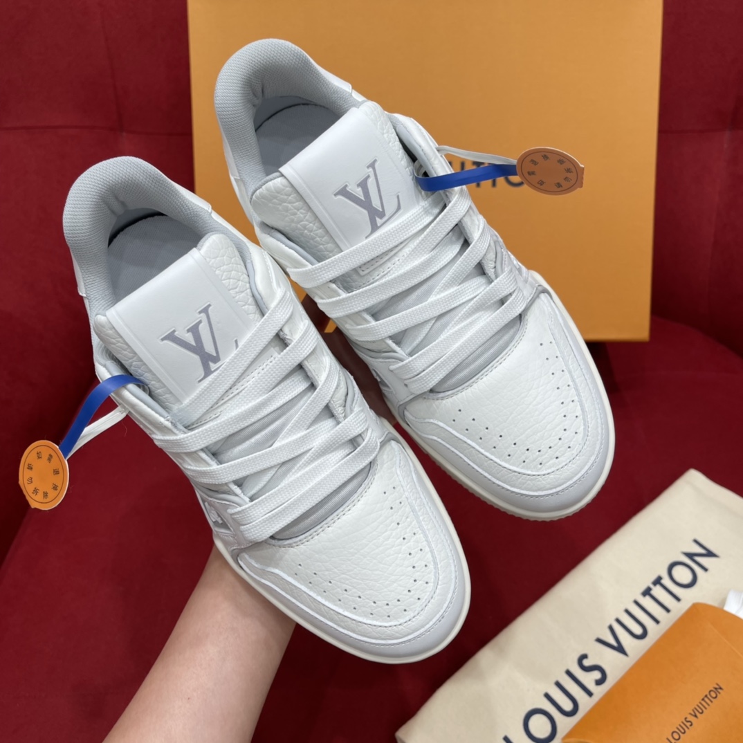 Louis Vuitton 驴牌＃ Trainer白水泥 一年四季_百搭鞋王 配色干净上脚又舒服～完美驾驭各种风格还可以增高 它压根没有缺点～ 白色荔枝纹牛皮 独家开模的大底 35-40码