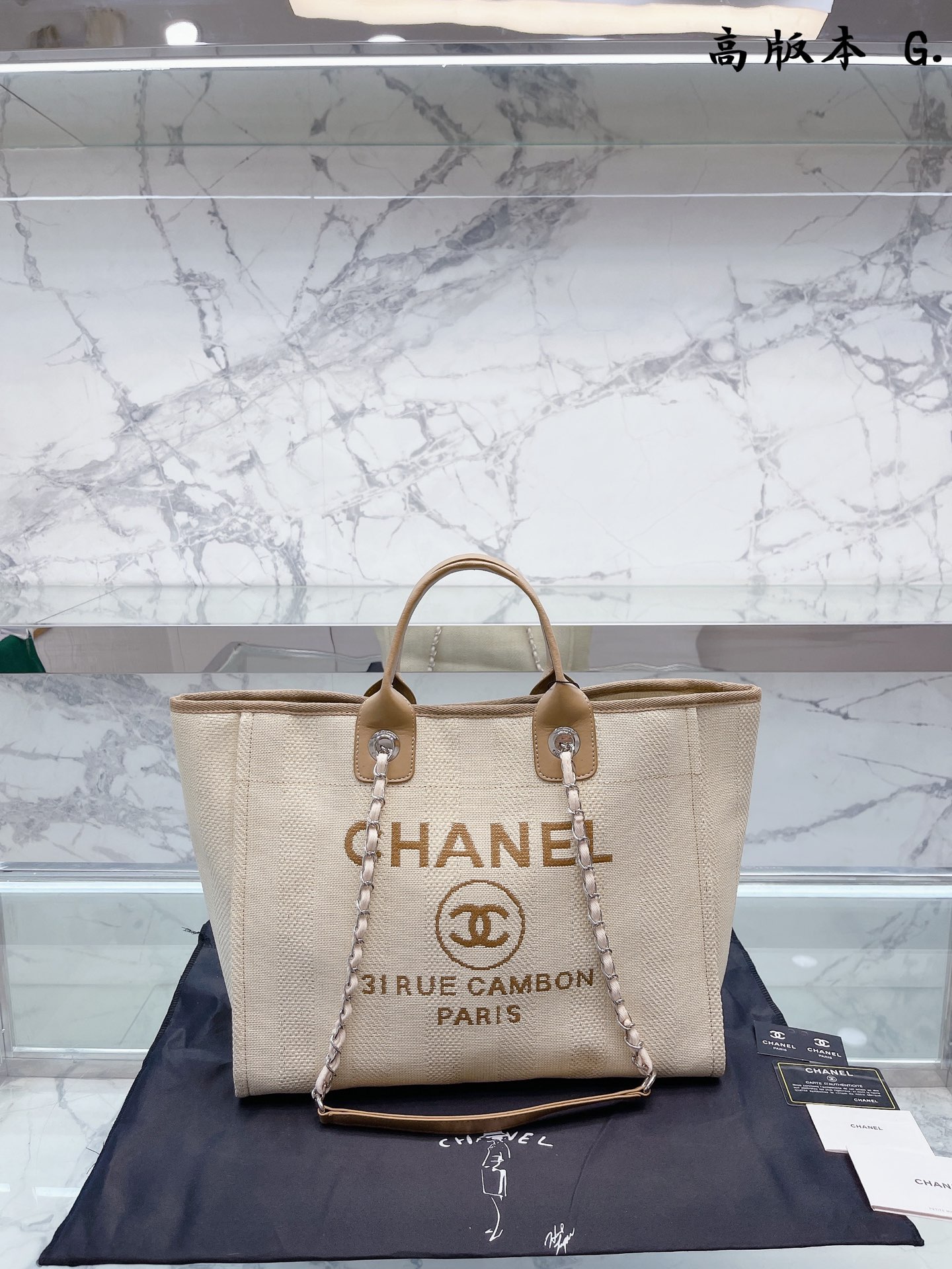 K5 高版本 CHANEL 帆布沙滩包购物袋 CHANEL帆布沙滩包每年都会出新的款 跟老款不同的logo装饰更加高端大气 容量超级可妈咪包 沙滩包采用帆布材质裂成 简约休闲的设计深受欢迎 而且容量够大又轻便时髦 适合日常使用更适合出差旅行时轻轻休闲的搭配，实用性极高 小香沙滩包. 是夏天的小海滩呀~38 32cm