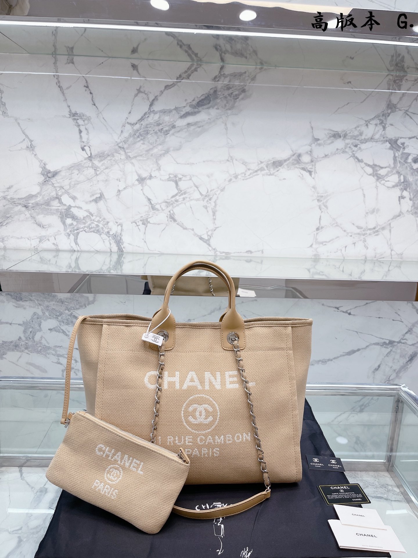 K5 小包版本 CHANEL 帆布沙滩包购物袋 CHANEL帆布沙滩包每年都会出新的款 跟老款不同的logo装饰更加高端大气 容量超级可妈咪包 沙滩包采用帆布材质裂成 简约休闲的设计深受欢迎 而且容量够大又轻便时髦 适合日常使用更适合出差旅行时轻轻休闲的搭配，实用性极高 小香沙滩包. 是夏天的小海滩呀~38 32cm