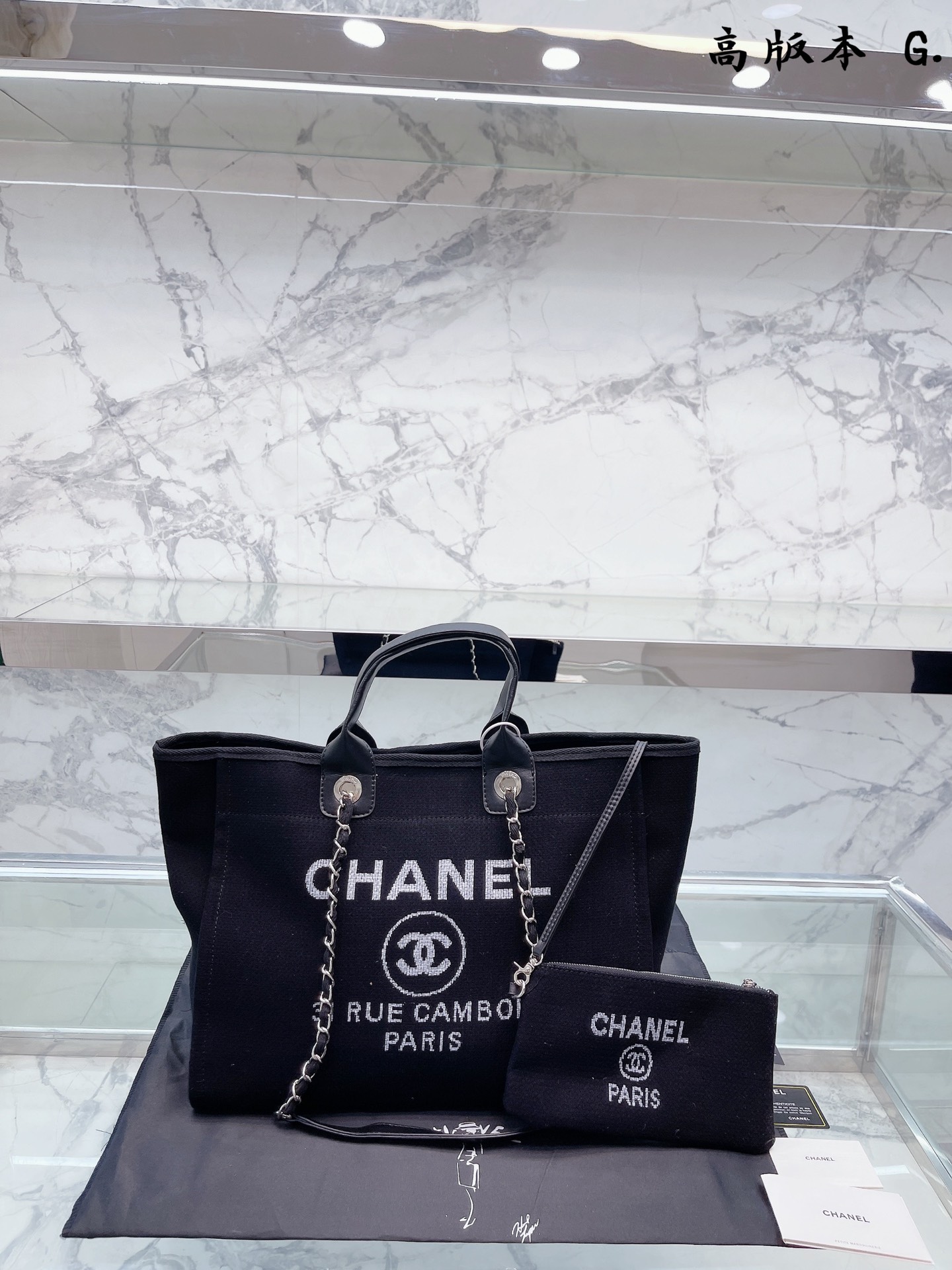 K5 小包版本 CHANEL 帆布沙滩包购物袋 CHANEL帆布沙滩包每年都会出新的款 跟老款不同的logo装饰更加高端大气 容量超级可妈咪包 沙滩包采用帆布材质裂成 简约休闲的设计深受欢迎 而且容量够大又轻便时髦 适合日常使用更适合出差旅行时轻轻休闲的搭配，实用性极高 小香沙滩包. 是夏天的小海滩呀~38 32cm”},”title”:”小包版本 CHANEL 帆布沙滩包购物袋 CHANEL帆布沙滩包每年都会出新的款 跟老款不同的logo装饰更加高端大气 容量超级可妈咪包 沙滩包采用帆布材质裂成 简约休闲的设计深受欢迎 而且容量够大又轻便时髦 适合日常使用更适合出差旅行时轻轻休闲的搭配，实用性极高 小香沙滩包. 是夏天的小海滩呀~38 32cm