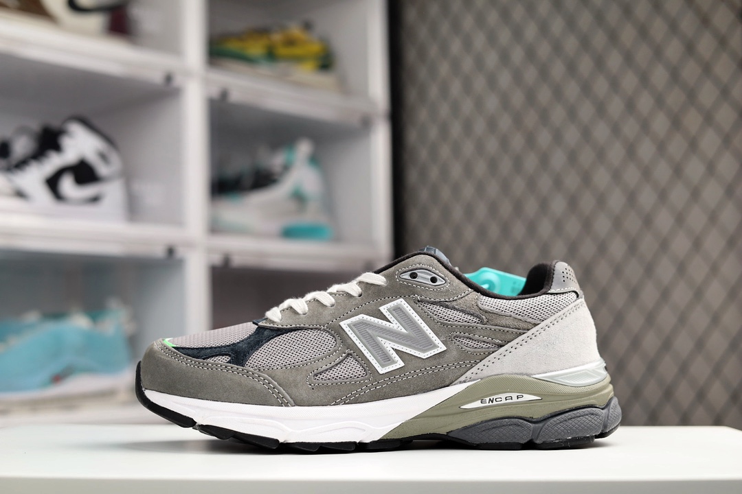 G5 综合版男女鞋真标半码制原楦原纸版数据开发采用猪巴革组合网织鞋面材质全新开发6层组合底模精密开发中底嵌入碳板缓震及后跟嵌入TPU装饰条稳固就是这么帅,复古感十足NB新百伦New Balance Made in USA M990V3″Moonbeam”三代系列低帮美产血统经典复古休闲运动百搭老爹跑步鞋“米黄奶白碳黑”BD