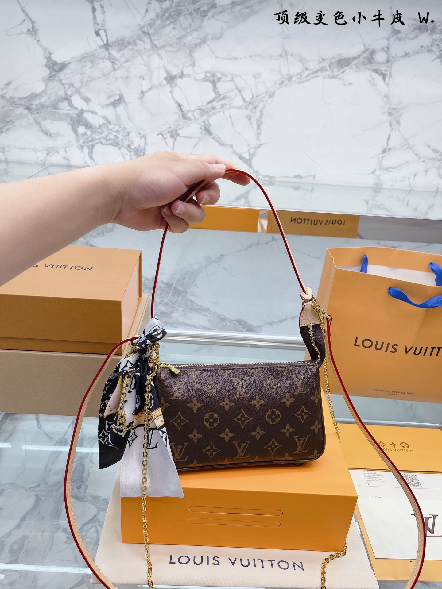 K0 原单品质  Louis Vuitton 路易威登 LV 中古 变色皮 麻将包 爆山的麻将包应该不用过多介绍吧! 就冲它的颜值和实用性，完全配得上它断货王和涨价小天才的称号~ 可腋下单肩，可斜挎可手提，容量也很可观。 整个包身仅肩带处是植鞣革，不用背着它担惊受怕了!集方便实用和美观一体，怎么可能不心动 23 13cm