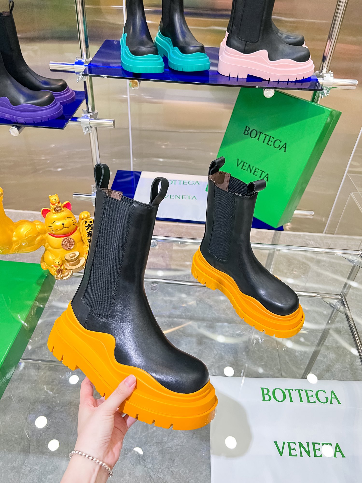 Bottega V Introduces New Bottom-Heavy Boots Series with Colorful Design - 图片 9