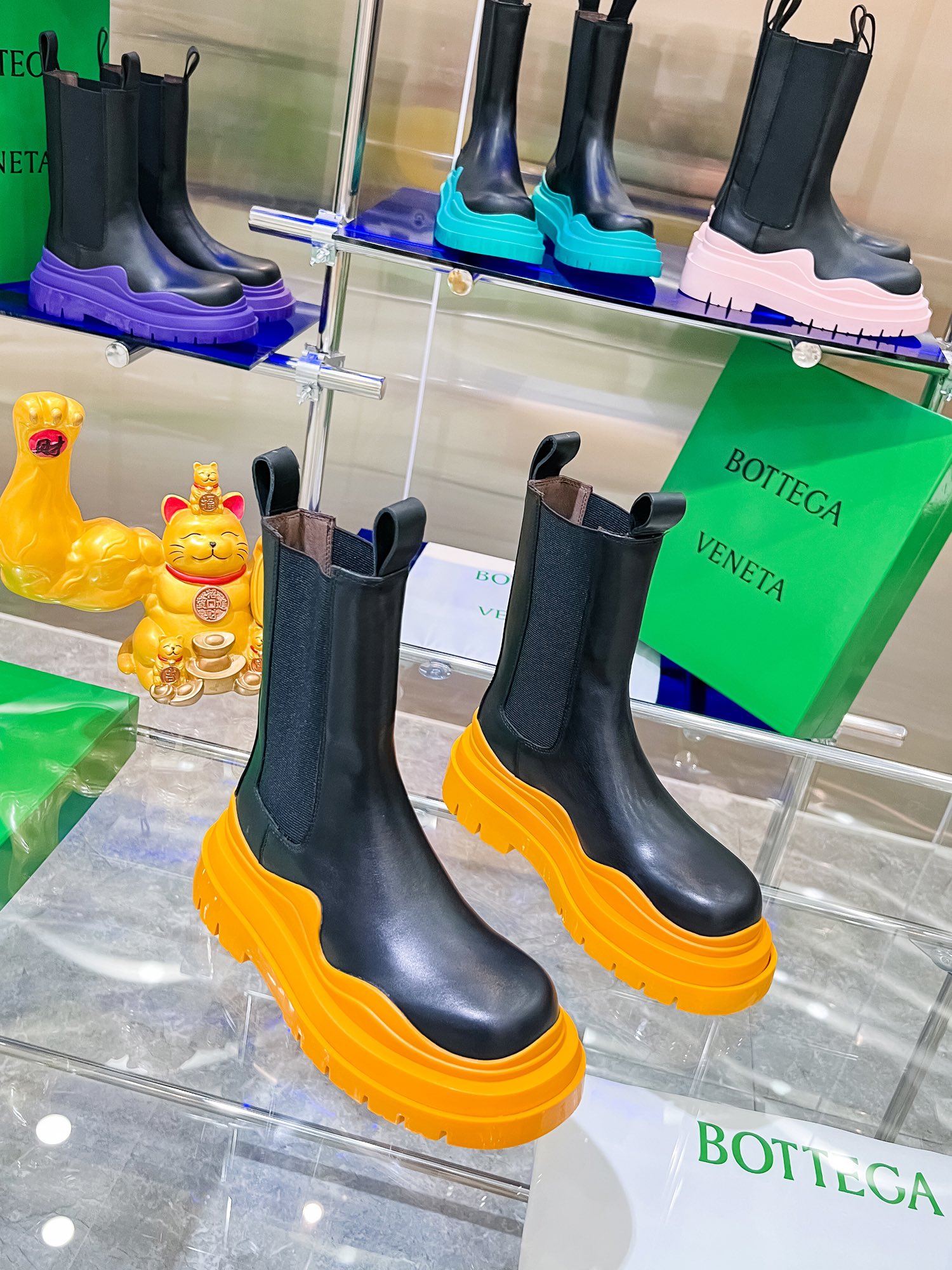 Bottega V Introduces New Bottom-Heavy Boots Series with Colorful Design - 图片 3