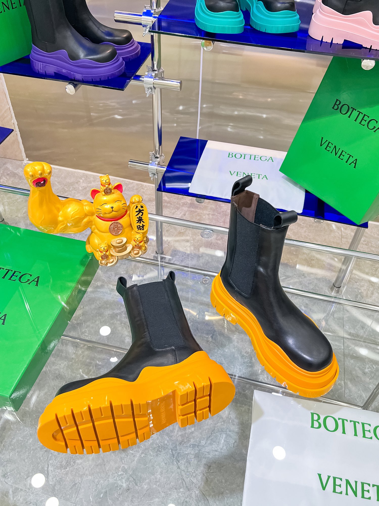 Bottega V Introduces New Bottom-Heavy Boots Series with Colorful Design - 图片 4