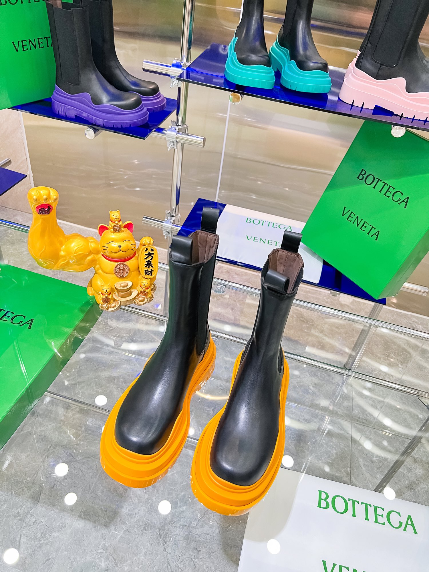 Bottega V Introduces New Bottom-Heavy Boots Series with Colorful Design - 图片 2