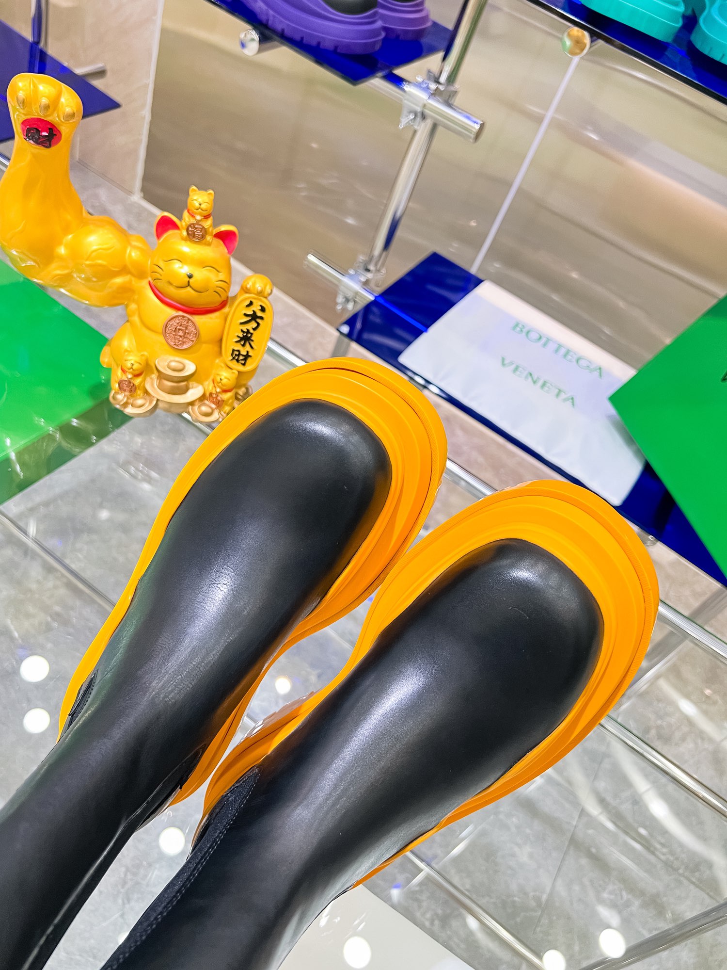 Bottega V Introduces New Bottom-Heavy Boots Series with Colorful Design - 图片 7