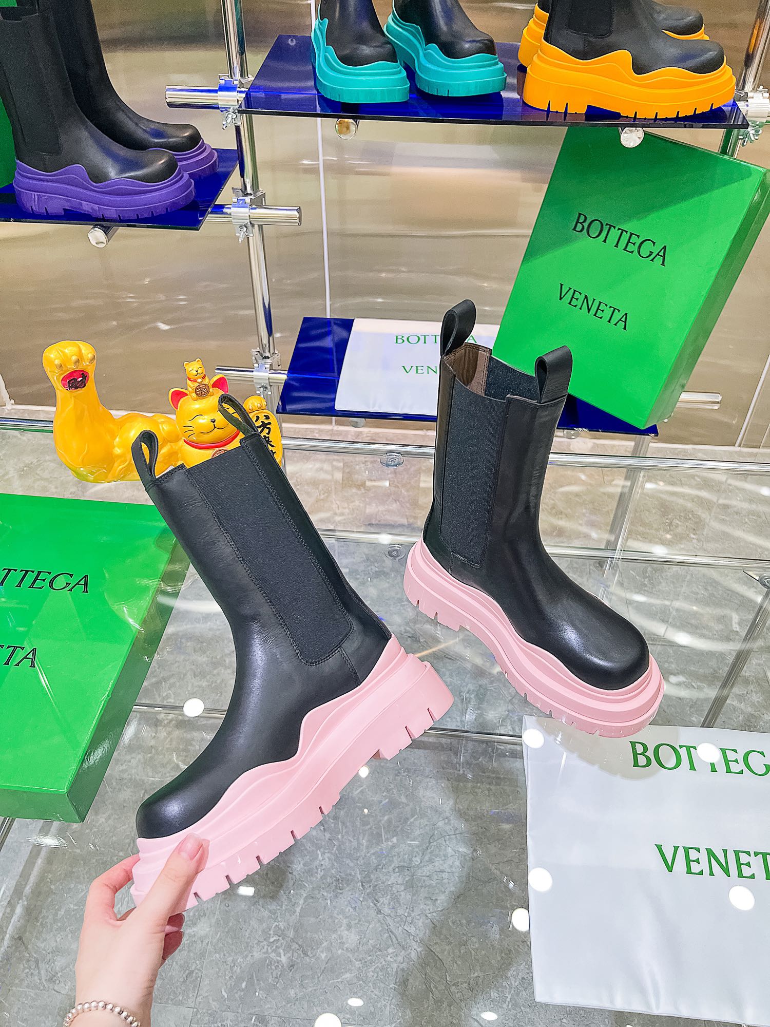 Bottega V Unveils New Series of Colorful Bottom-Heavy Boots - 图片 2