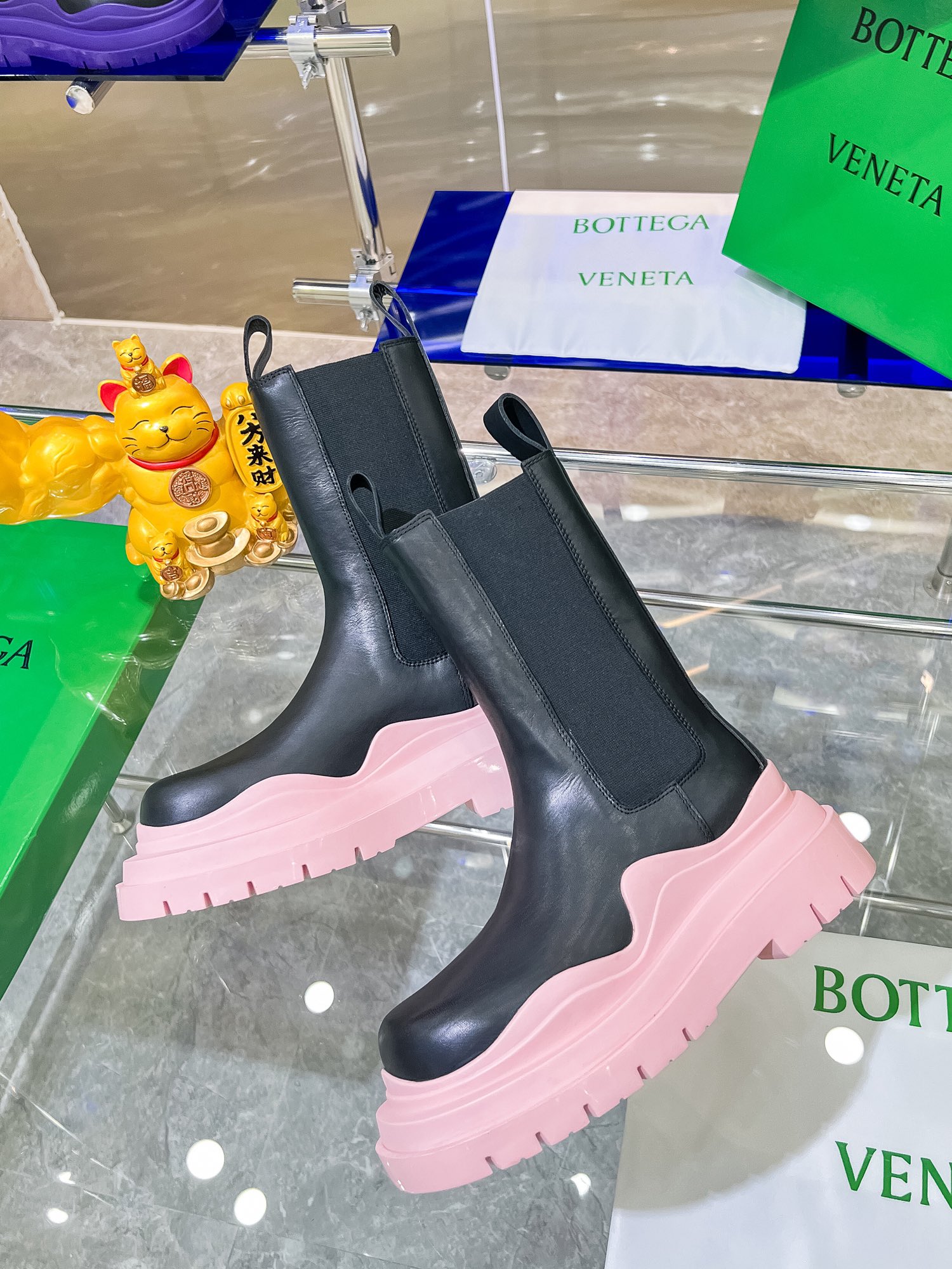 Bottega V Unveils New Series of Colorful Bottom-Heavy Boots - 图片 7