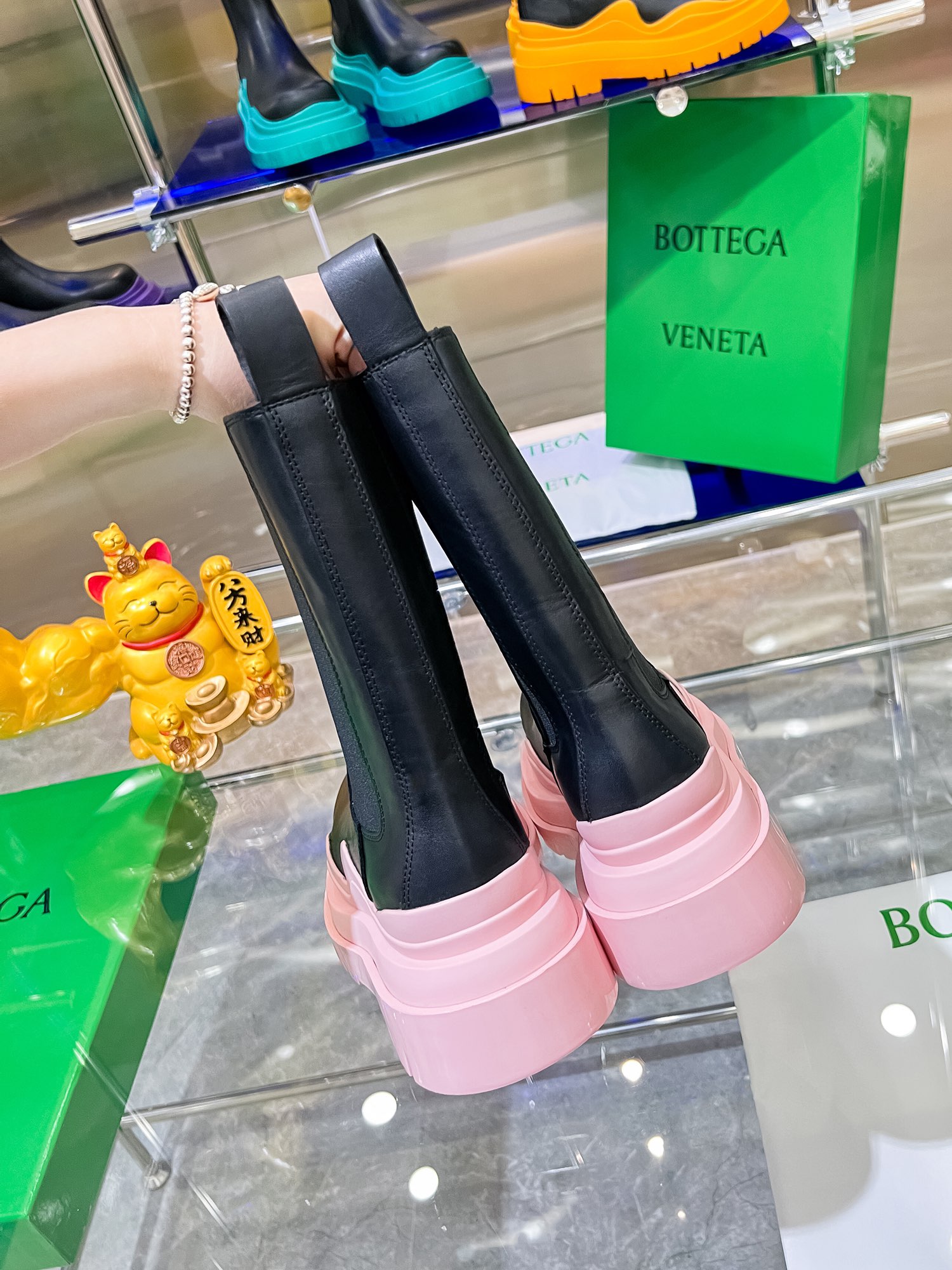 Bottega V Unveils New Series of Colorful Bottom-Heavy Boots - 图片 3