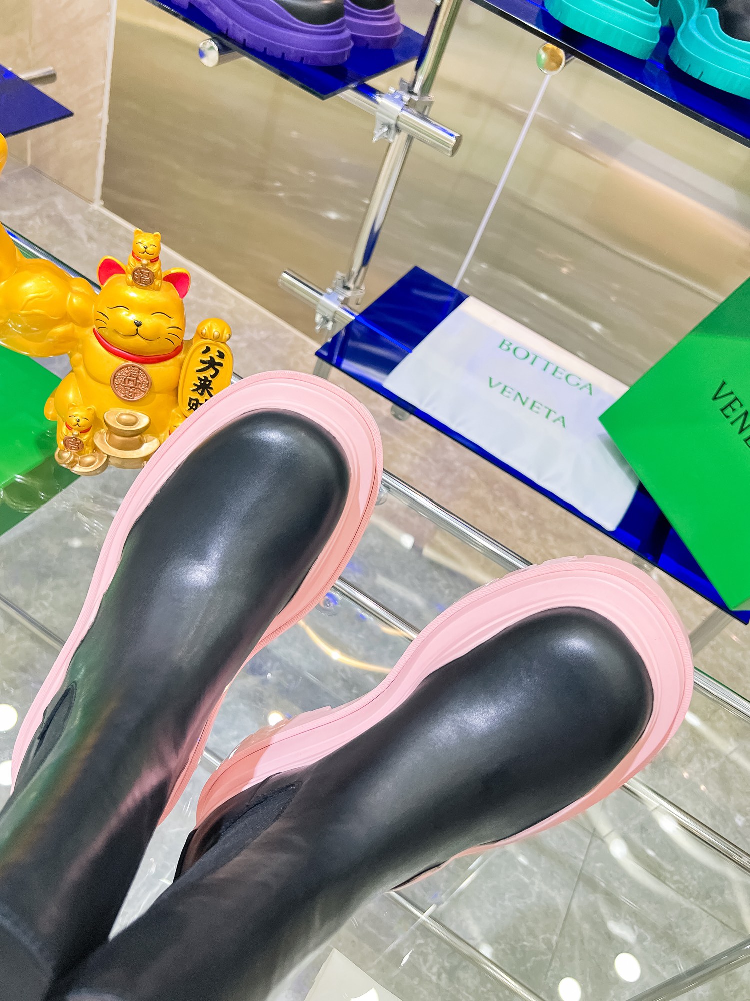 Bottega V Unveils New Series of Colorful Bottom-Heavy Boots - 图片 4