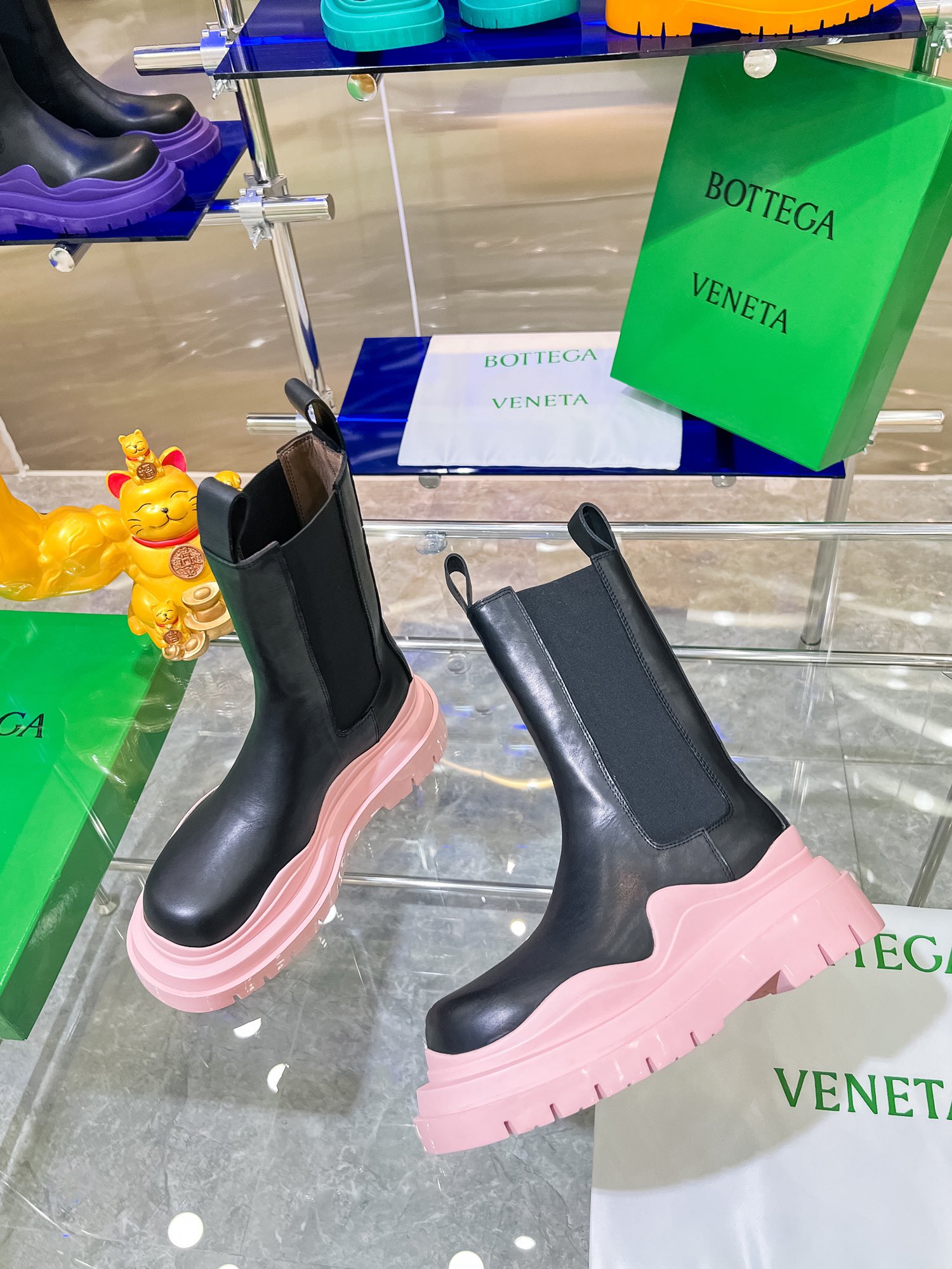 Bottega V Unveils New Series of Colorful Bottom-Heavy Boots - 图片 5