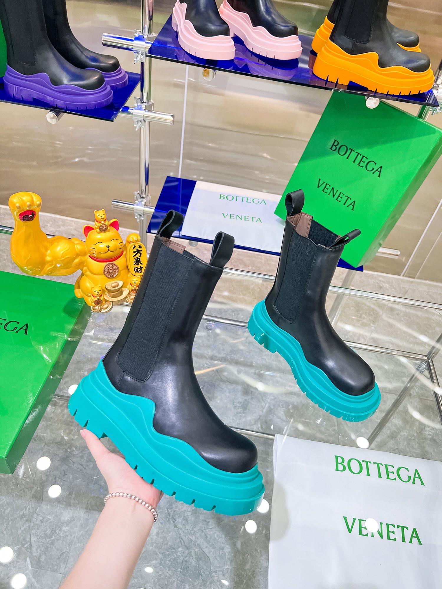 Bottega V’s New Bottom-Heavy Boots: P-bot 900 Series Review - 图片 4