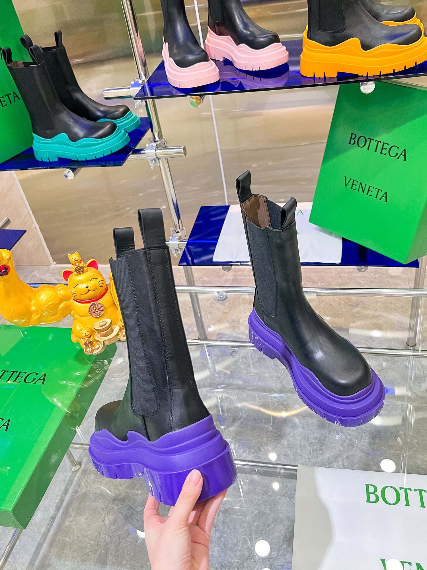 Bottega V’s New Coloured Bottom-Heavy Boots Series for P-bot 900 Men and Women - 图片 3