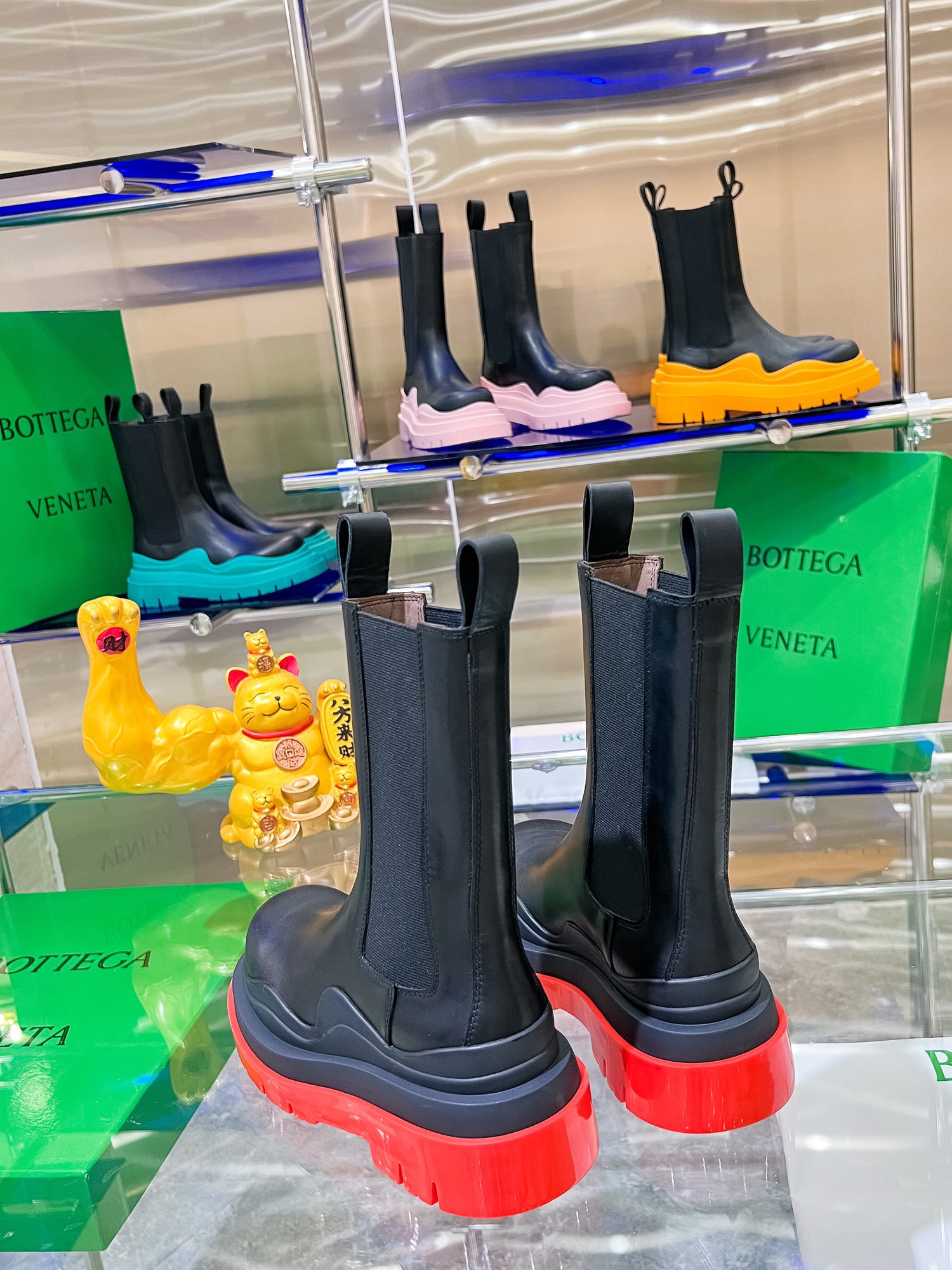 New Bottega V Coloured Bottom-Heavy Boots Series Unveiled with Exaggerated Design - 图片 1