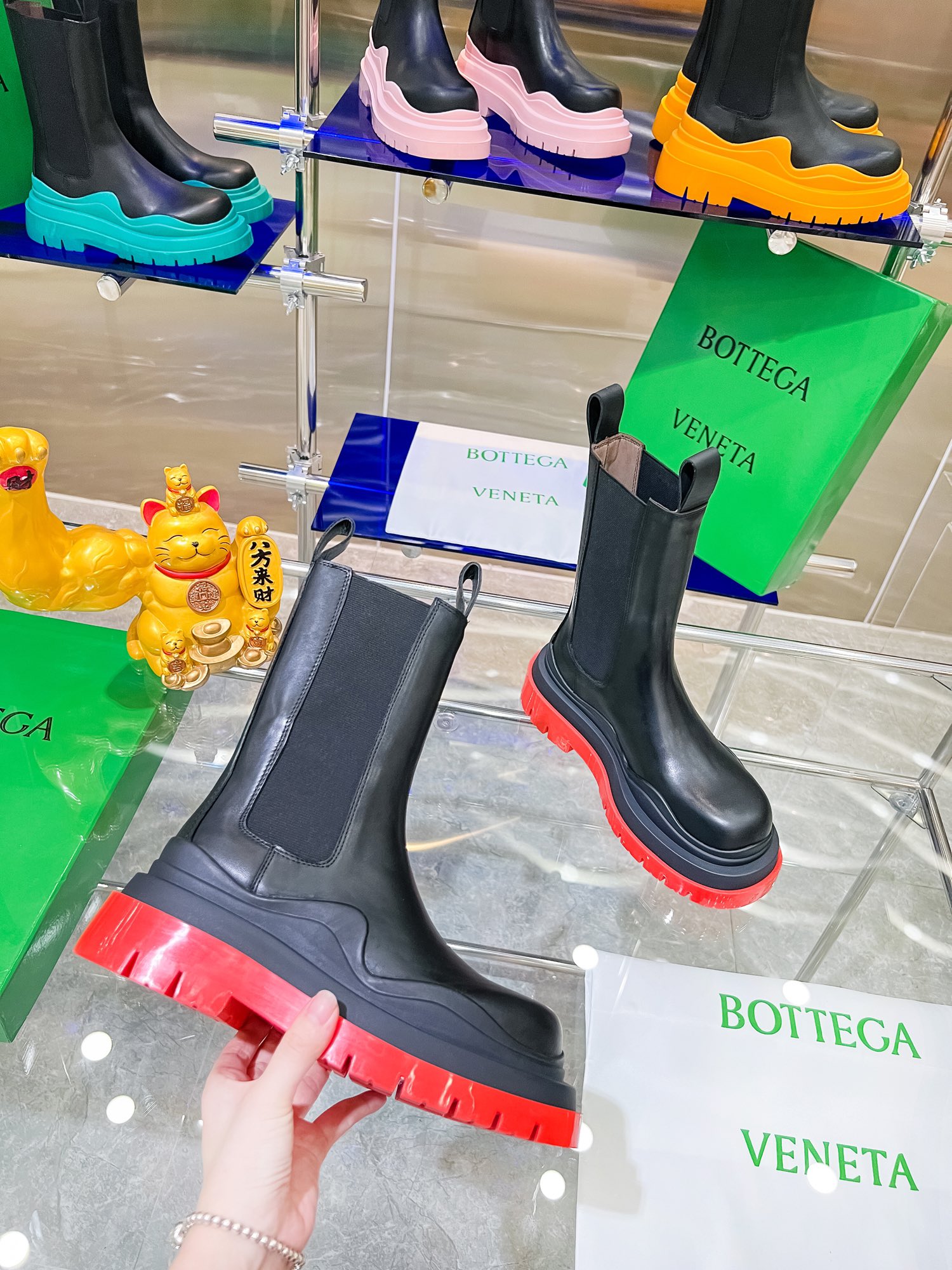New Bottega V Coloured Bottom-Heavy Boots Series Unveiled with Exaggerated Design - 图片 3